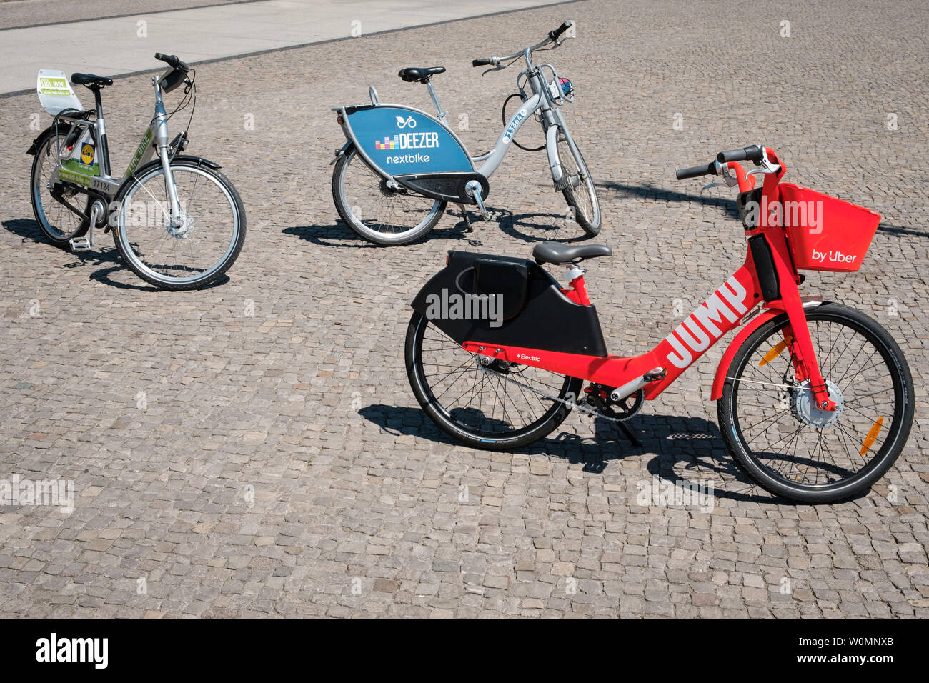 Berlino, Germania - Giugno, 2019: condivisione di biciclette Noleggio di biciclette da DEEZER, LIDL e salto da UBER sulla strada di Berlino Foto Stock