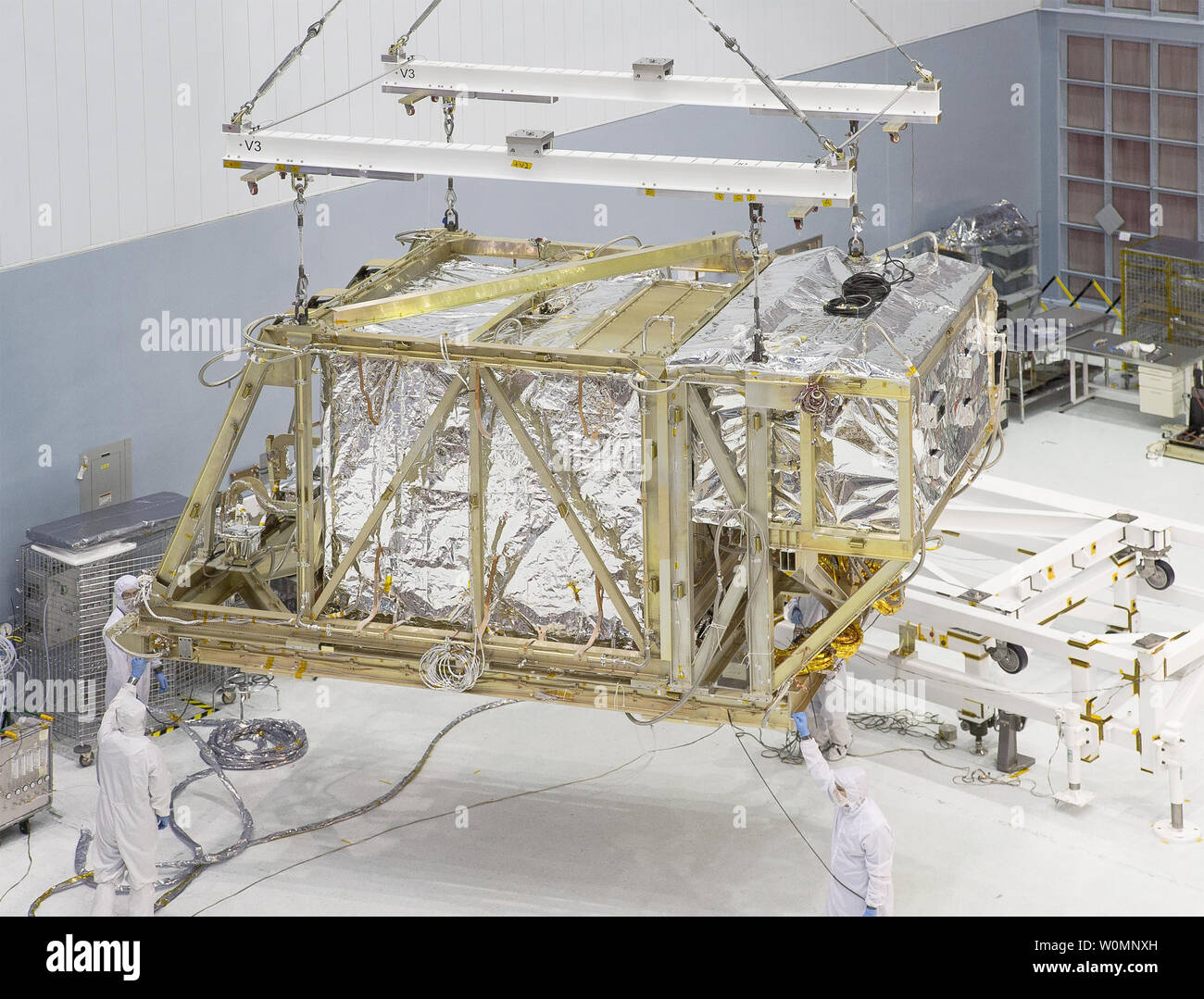 In corrispondenza della NASA James Webb Space Telescope la destinazione finale nello spazio, un milione di miglia di distanza dalla Terra, funzionerà a incredibilmente basse temperature di -387 gradi Fahrenheit o 40 gradi Kelvin. Si tratta di 260 gradi Fahrenheit più freddo rispetto a qualsiasi luogo sulla superficie della terra non è mai stata. Per prima cosa, questo finale super prova a freddo, il 12 ottobre 2015, alla NASA Goddard Space Flight Center avrà il compito di preparare il sistema integrato di scienza modulo strumento (ISIM), o il "cuore" del telescopio per lo spazio. Il James Webb Space Telescope è il successore scientifico alla NASA il telescopio spaziale Hubble. Sarà th Foto Stock