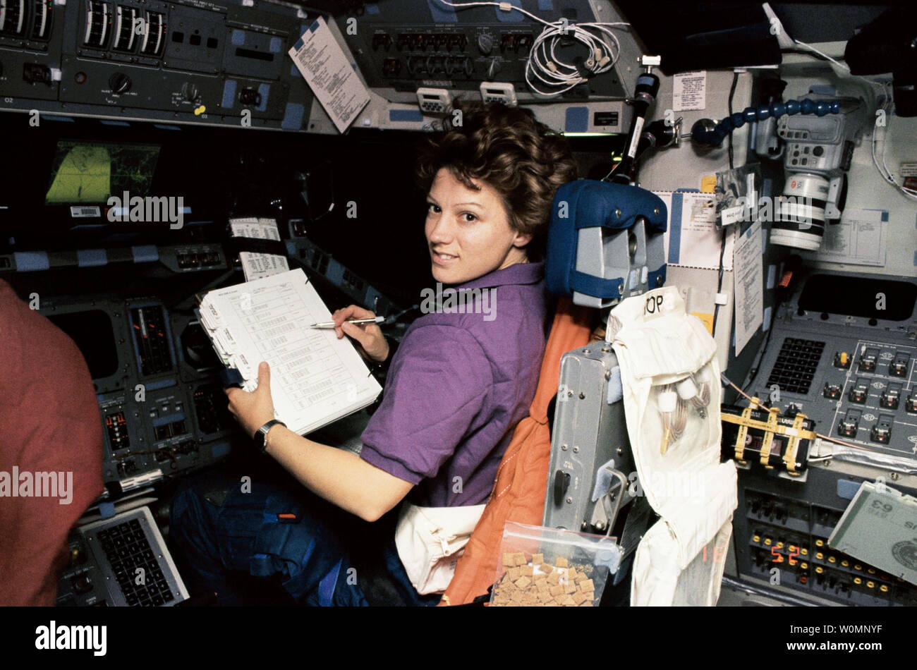 In questo mese di Febbraio 3, 1995, immagine presa a bordo di una navetta spaziale Discovery sul volo giorno uno di STS-63 missione, astronauta Eileen M. Collins -- la prima donna a pilotare la navetta -- è il pilota della stazione durante un 'hotfiring' procedura prima di rendezvous con il russo stazione spaziale Mir. Il Rendezvous di successo senza docking portato alla scoperta entro 37 piedi del Mir; questi voli attraverso il programma Shuttle-Mir preparato la strada per la Stazione Spaziale Internazionale. Gli altri a bordo di scoperta sono stati gli astronauti James D. Wetherbee, comandante della missione; Bernard A. Harris, Jr., payload com Foto Stock