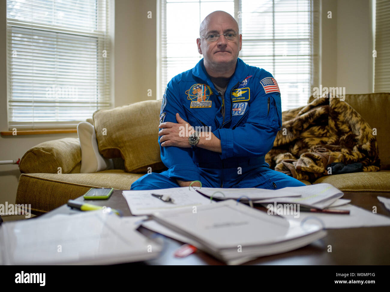 L'astronauta della NASA Scott Kelly, membro dell'equipaggio della missione di un anno, si prende una pausa da rivedere la sua formazione di materiali al suo quarti su motivi di Gagarin Cosmonaut Training Center (GCTC), il 4 marzo 2015 in Star City, Russia. ..Parte della NASA umano Programma di ricerca, la missione di un anno sulla Stazione spaziale internazionale è uno sforzo congiunto tra Stati Uniti agenzia spaziale, l'agenzia Spaziale Federale Russa Roscosmos () e i loro partner internazionali. La missione è parte di un progetto di ricerca scientifica lo studio a lungo termine del volo spaziale e gli effetti che esso ha sul corpo umano...la NASA astrona Foto Stock