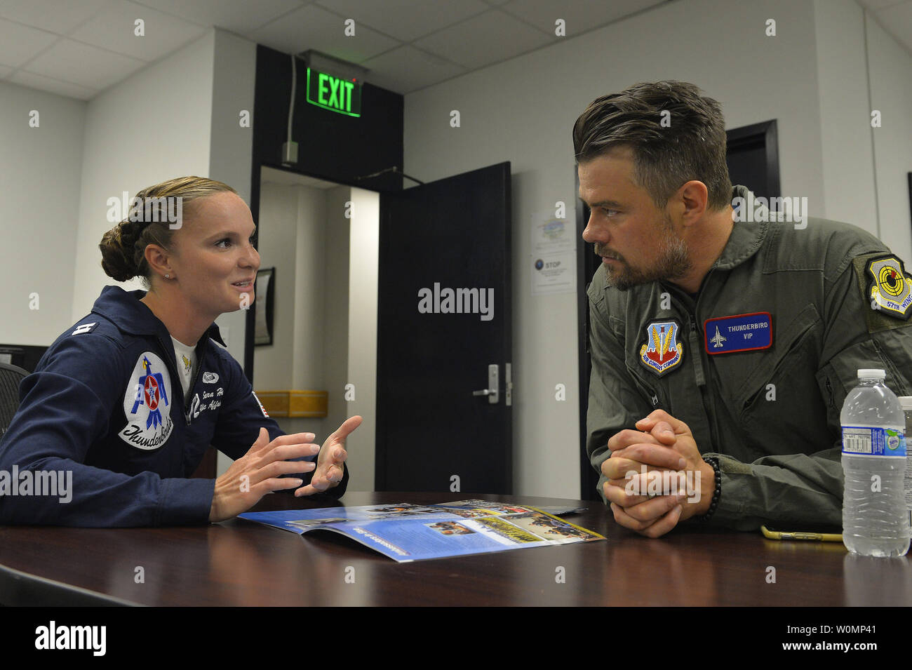 Il cap. Sara Harper, Thunderbird 12, mutandine attore Josh Duhamel circa la missione Thunderbirds prima della sua familiarizzazione volo a marzo riserva d'aria di base, in California, il 15 aprile 2016. Foto di Tech. Sgt. Christopher Boitz/USAF/UPI Foto Stock