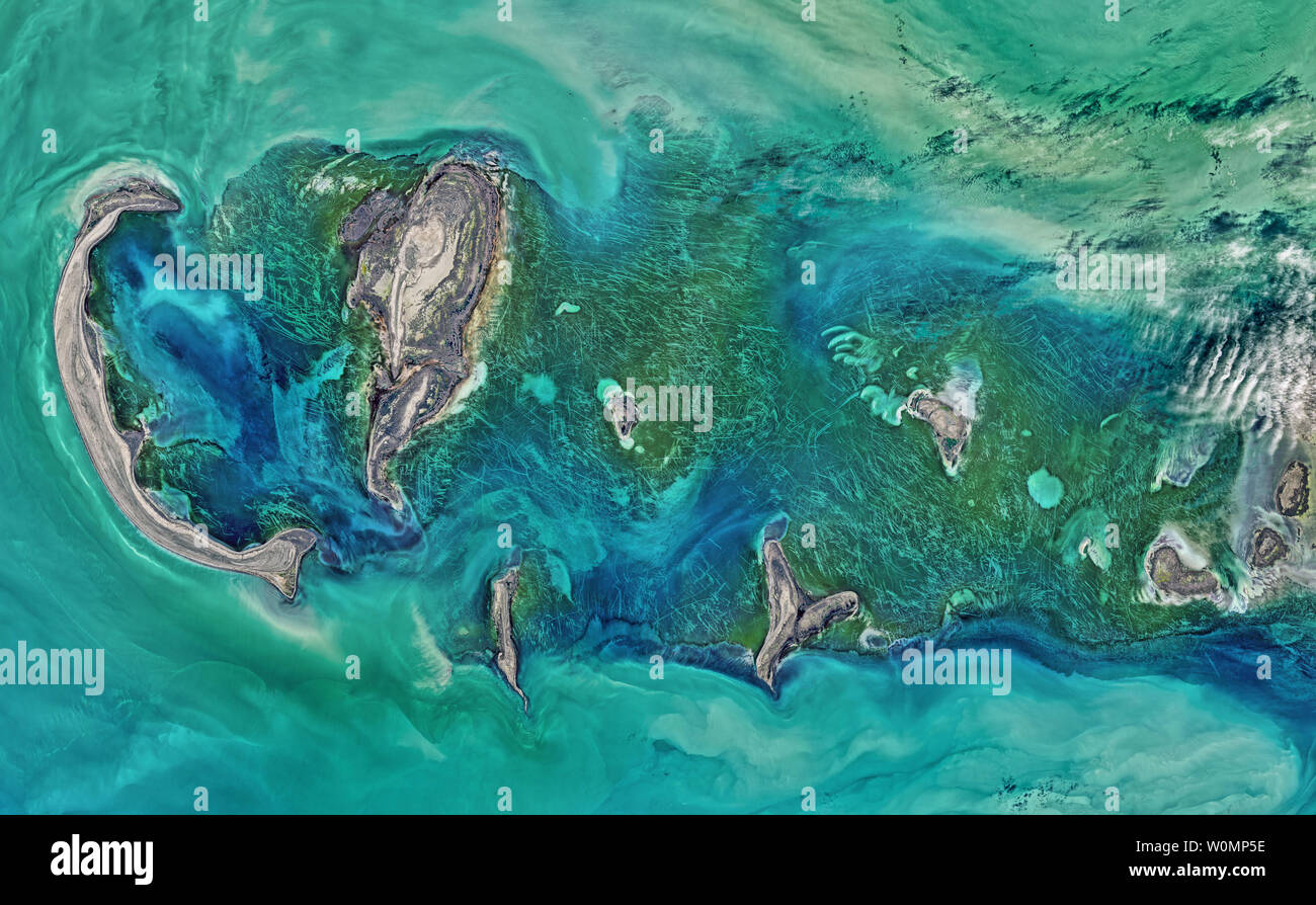 La Terra operative imager (OLI) su NASA il satellite Landsat 8 satellite acquisito questa grande in colore naturale dell'immagine che mostra una ampia vista del Mar Caspio intorno all'Arcipelago Tyuleniy on April 16, 2016. Ocean scienziato Norman Kuring della NASA Goddard Space Flight Center ha trovato una funzione di rompicapo nell'immagine - linee attraversando il nord del Mar Caspio. La NASA/UPI Foto Stock