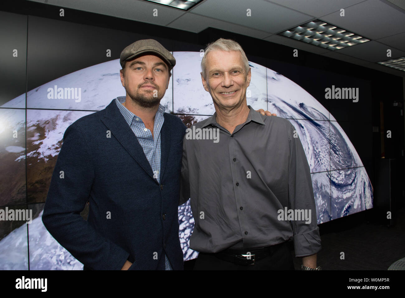 Accademia premiato attore e attivista ambientale Leonardo DiCaprio ha visitato NASAÕs Goddard Space Flight Center in Greenbelt, Md., Sabato, 23 aprile 2016. Durante la sua visita, il sig. DiCaprio ha intervistato il dottor Piers Sellers, una massa scienziato, ex astronauta e attuale vice direttore di scienze GoddardÕs e direzione di esplorazione. I due hanno discusso le diverse missioni NASA ha in corso per studiare cambiamenti nell'atmosfera EarthÕs, acqua e terra masse per un cambiamento climatico documentario che il sig. DiCaprio ha in produzione. Utilizzando una parete-dimensioni, display ad alta definizione sistema che mostra vi Foto Stock