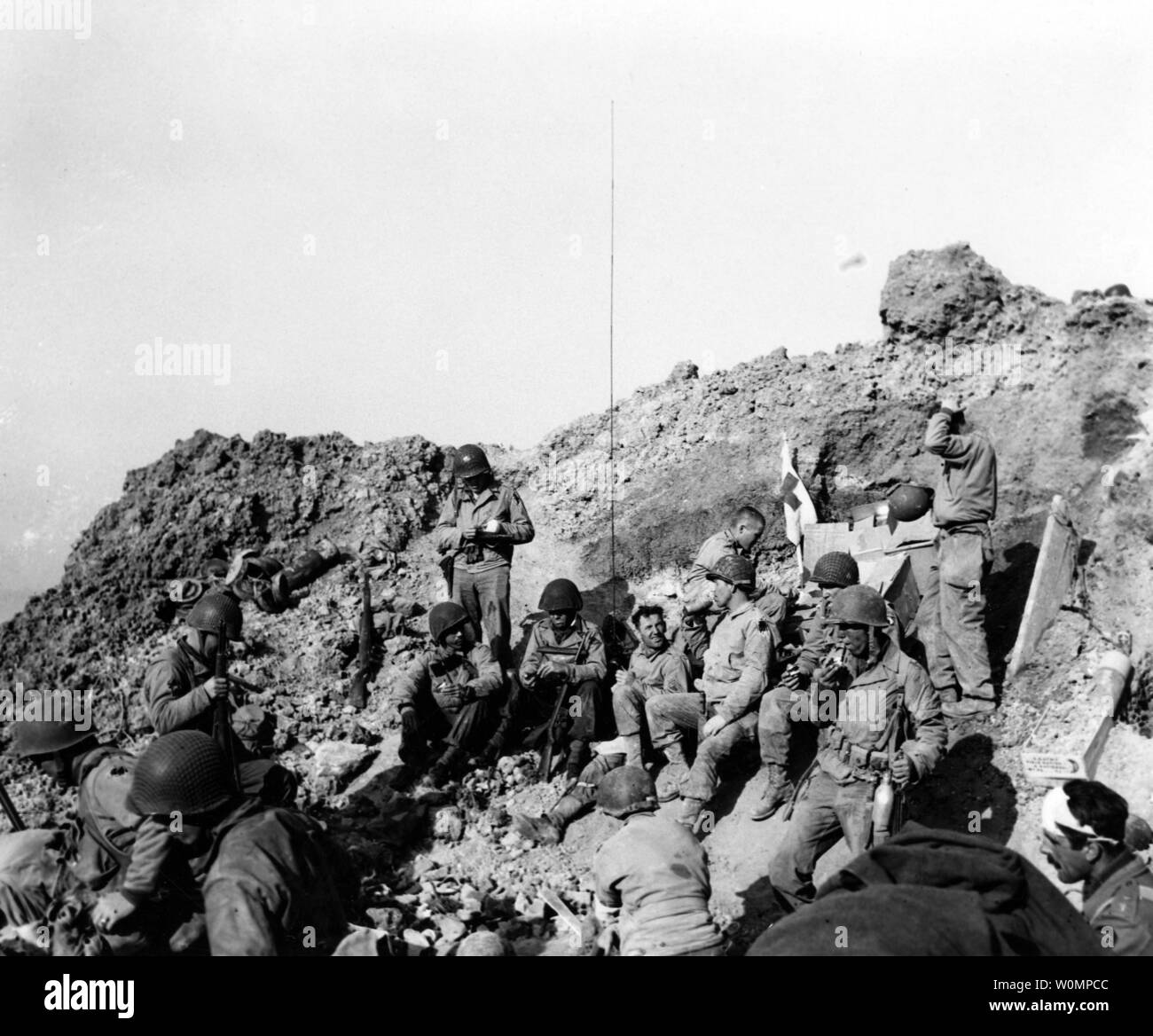 Stati Uniti Army Ranger resto sulla cima delle scogliere a Pointe du Hoc, che essi irruppero nel sostegno della spiaggia di Omaha sbarco del D-Day, Giugno 6, 1944. Fotografia è stata rilasciata per la pubblicazione il 12 giugno 1944. Foto di U.S. Navy/Archivi Nazionali/UPI Foto Stock