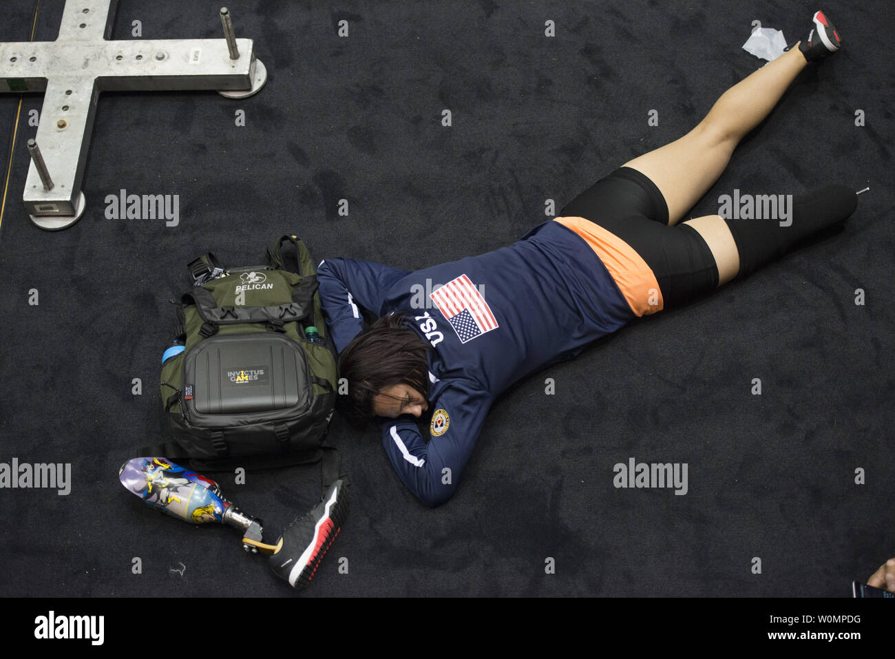 Stati Uniti Marine Corps Cpl. Sarah timone (Ret.) si appoggia in tra sessioni di training per il 2016 Invictus giochi presso la ESPN Wide World Sports Complex presso il Walt Disney World, a Orlando, Florida, il 5 maggio 2016. Round preliminari della concorrenza tra squadre provenienti da 15 paesi hanno avviato in 10 sport. Foto di Roger L. Wollenberg/Guerriero comando di transizione/UPI Foto Stock