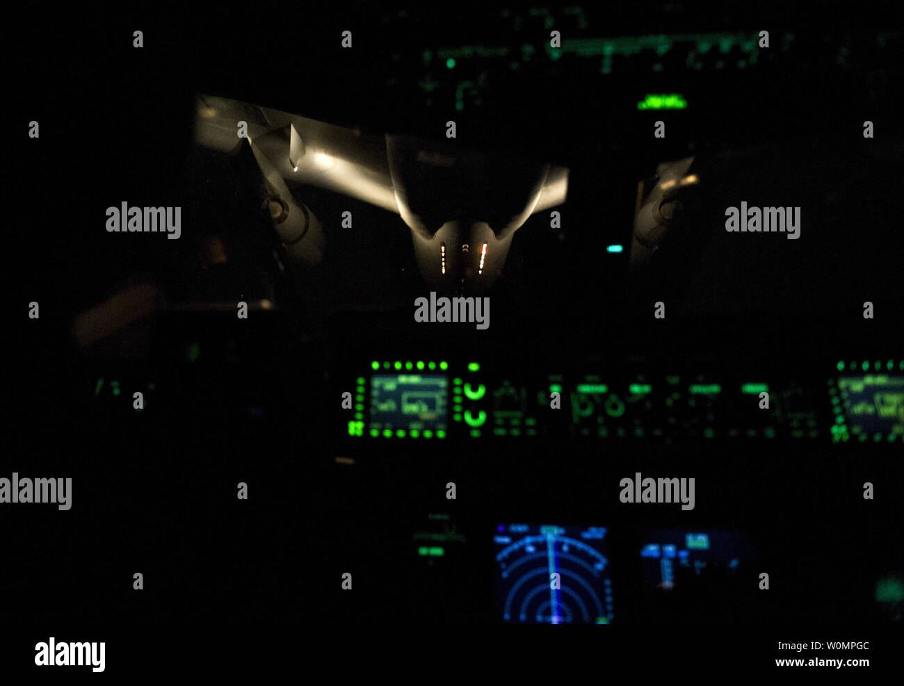 Una KC-10 dispositivo Extender ottiene in posizione per fornire un rifornimento di antenna a un C-17 Globemaster III durante l'esercizio Risposta Rapida Giugno 7, 2016. Gli aeromobili provenienti da tutta l'aria di comando di mobilità previsti airlift e fornitura in volo capacità per l'esercizio. Oltre a partecipare a esercitare una rapida risposta, AMC equipaggi aria testato la capacità di rifornimento di carburante a C-17 Globemaster III formazione utilizzando un mix di petroliere. Fino a quando questa prova, diversi tipi di navi cisterna non era mai stata utilizzata nella stessa formazione a causa della differenza di velocità aria ciascuna richiede di effettuare un rifornimento. Foto di Willia Foto Stock