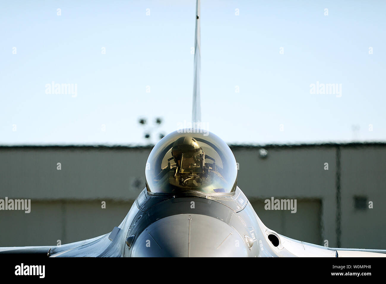 Il Mag. Scott Meng, XVIII Aggressor Squadron F-16 Fighting Falcon pilota, attende il decollo autorizzazione durante la bandiera rossa-Alaska (RF-A) 16-2, su Eielson Air Force Base in Alaska, 15 giugno 2016. RF-A è una serie di Pacific Air Forces commander-campo diretto in esercizi di formazione che consentono il giunto e le forze internazionali per affinare le loro abilità di combattimento da battenti di combattimento simulato sortite insieme in una minaccia reale ambiente. Foto di Steven R. Doty/STATI UNITI Air Force/UPI Foto Stock