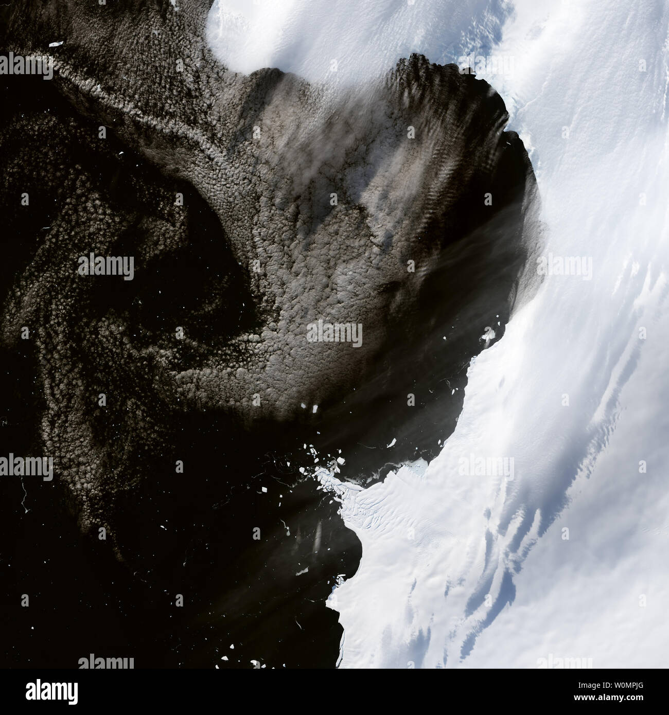 Lungo la Bellingshausen mare della costa ovest Antartide, ghiaccio è stata ritirata la navigazione sia perso in mare. Gli scienziati lo sapeva, ma mancava un quadro completo della scala. Un team di ricercatori ha compilato un satellite Landsat basato su set di dati e trovato che tali perdite sono state andando su per almeno gli ultimi quattro decenni. Il rifugio diffuso probabilmente è stato causato dalle calde acque oceaniche leccare a i lati inferiori del ghiaccio galleggiante in prossimità della linea di messa a terra. L'immagine sopra mostra una zona vicino Eltanin Bay, dove la maggior parte della linea di messa a terra si trova all'seaward anteriore del ghiaccio. È stato acqui Foto Stock