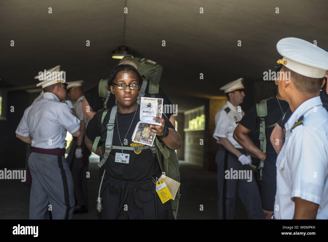 Futuro Cadetti presso l'U.S. Accademia Militare di West Point, N.Y., studiare il loro Cadet Training di base Smart Libri durante l'R-giorno, 27 giugno 2016. Foto di Sgt. 1. Classe Brian Hamilton/STATI UNITI Esercito/UPI Foto Stock