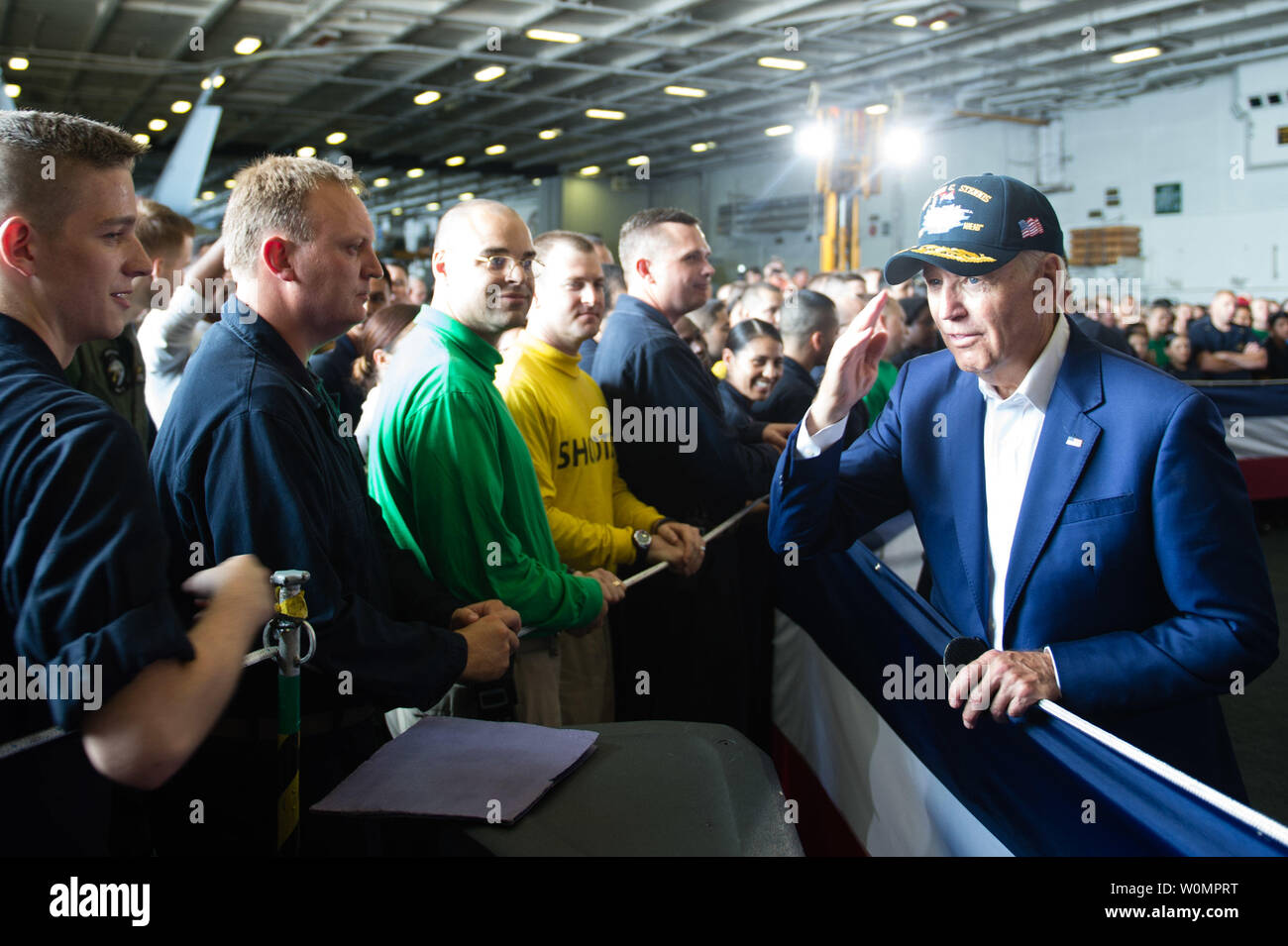 Vice presidente Joe Biden visite i marinai a bordo della USS John C. Stennis CVN (74) durante il cerchio del pacifico esercizio marittimo sulla luglio 14, 2016. Venti-sei nazioni, più di 40 navi e sottomarini, più di 200 aerei e 25.000 personale partecipano RIMPAC dal 30 giugno al 4 agosto, in e intorno alle Isole Hawaii e la California del Sud. Il più grande del mondo marittimo internazionale esercitazione RIMPAC offre una singolare opportunità di formazione che aiuta i partecipanti a promuovere e sostenere le relazioni cooperative che sono fondamentali per garantire la sicurezza delle rotte marittime e la sicurezza su w Foto Stock