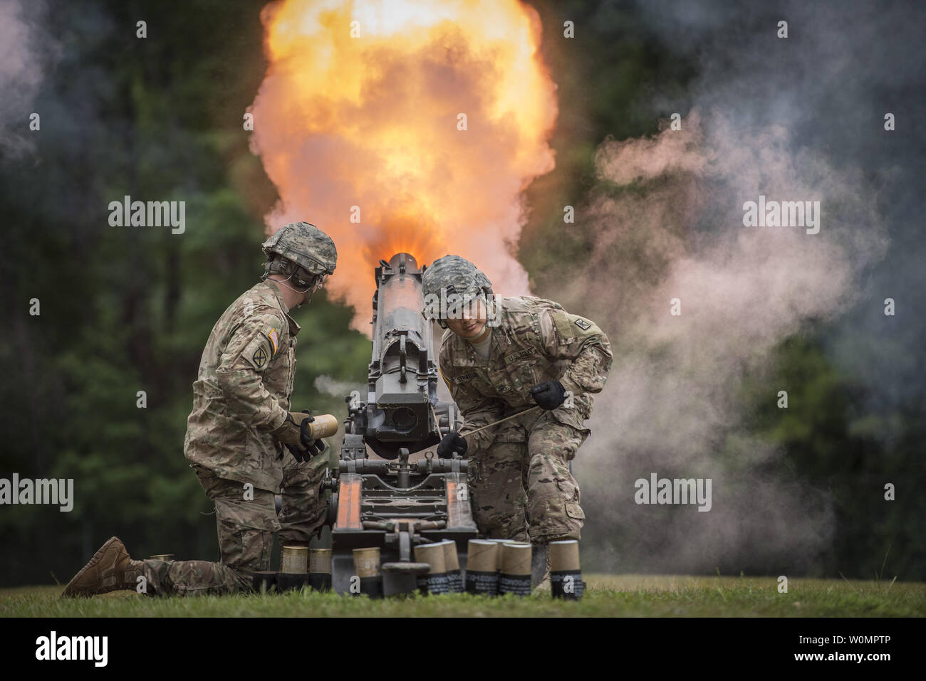 Fuoco! Stati Uniti Army Sgt. Ryan Skelton (sinistra) di Denver, Colo. e Staff Sgt. Elvis Servellon di Omaha, Neb. - Sia con il Fort Jackson Salute della batteria - fire un M116 Obice durante una cerimonia di pensionamento per Briga. Gen. Janice M. Haigler, vice comandante generale del segnale 335a comando (teatro), a Fort Jackson, S.C., il 16 luglio 2016. Foto di Ken Scar/STATI UNITI Esercito/UPI Foto Stock