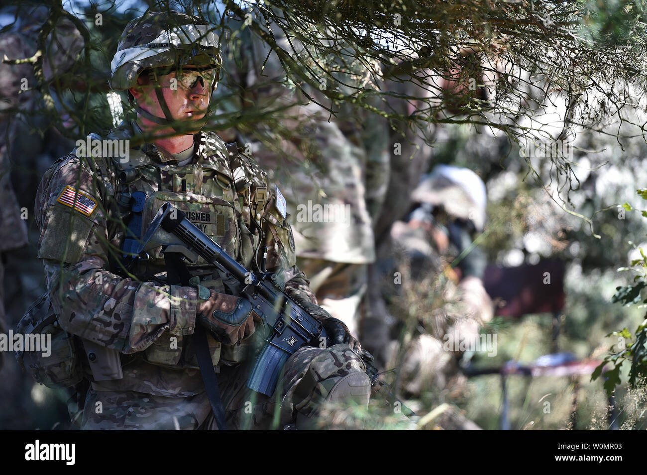 Stati Uniti Esercito 1Lt. Ethan Klausner del 2° reggimento di cavalleria si prepara a chiamata per il fuoco su Agosto 8, 2016 durante il 2016 Europeo guerriero migliore concorso al settimo Esercito di formazione del comando di Grafenwoehr Area Formazione. Intenso ed estenuante giro annuale concorso è il più prestigioso evento competitivo della regione. Gli organizzatori di eventi annuncerà l anno di alto funzionario junior, sottufficiale e soldato durante una cerimonia conclusiva prevista per il mese di agosto 11 a Grafenwoehr fisica Centro Fitness. Foto di Gertrud Zach/STATI UNITI Esercito/UPI Foto Stock