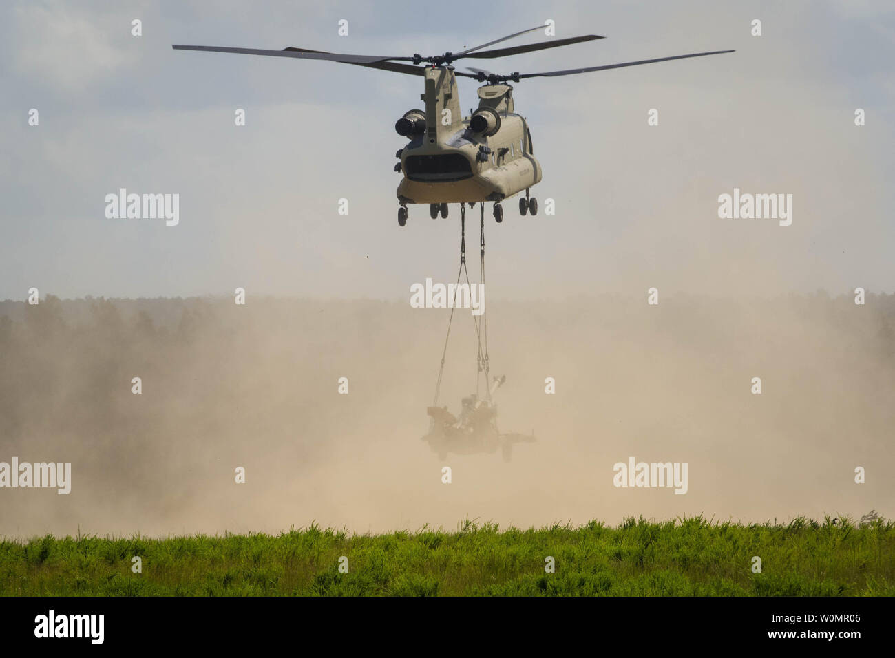 Un CH-47 Chinook con la 82a combattere la Brigata Aerea, ascende dopo Airborne artiglieri assegnato al 2° Battaglione, 319Airborne campo reggimento di artiglieria, imbracare il carico di un M777A2, durante una pistola due raid e live fire esercitare sulla Fort Bragg, N.C., Agosto 10, 2016. Foto di Adan Cazarez/STATI UNITI Esercito/UPI Foto Stock