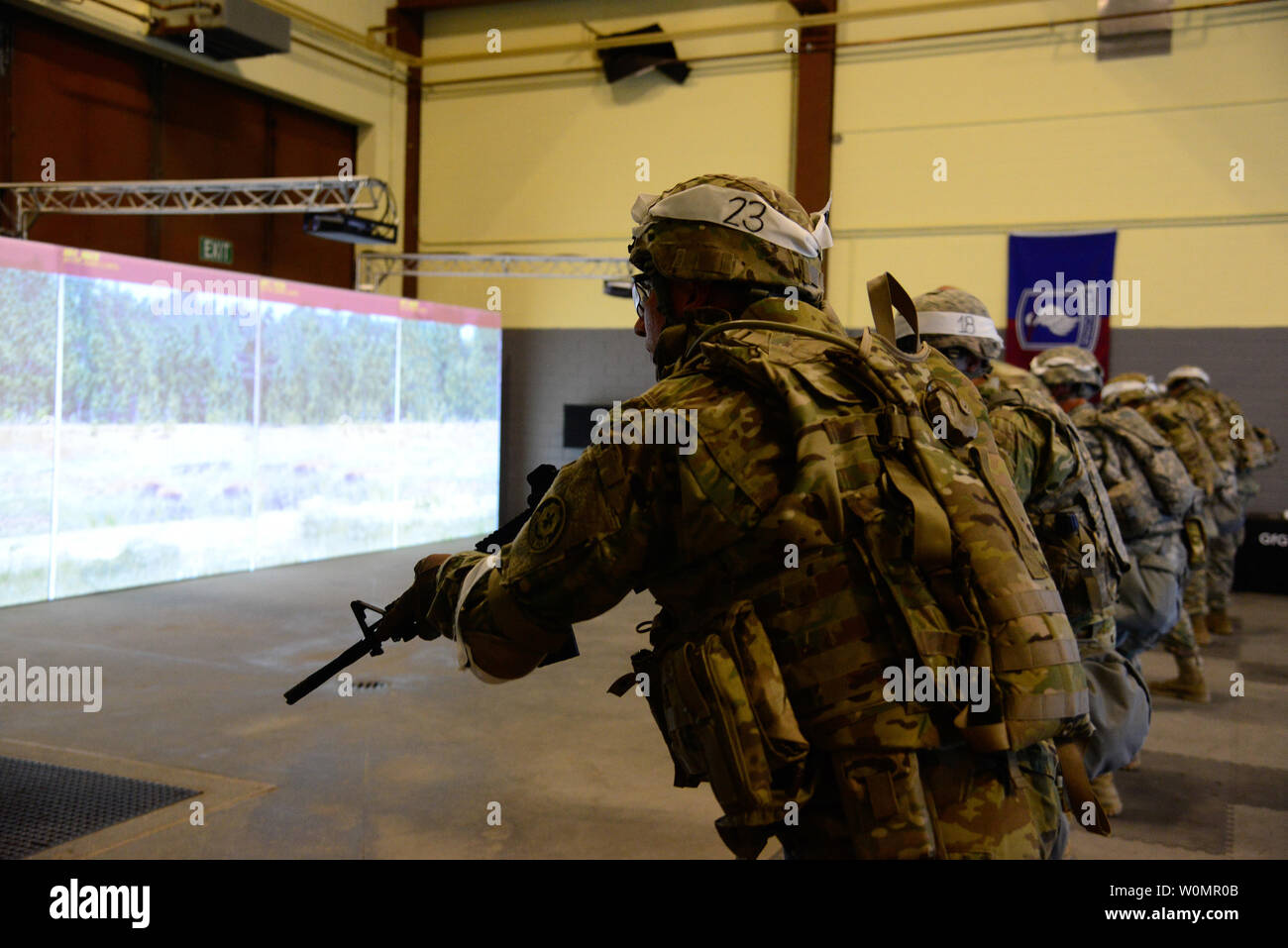 Stati Uniti Pfc dell'esercito. Shawn Bailey, assegnati al 2° Reggimento Calvario e compagno di U.S. Soldati provenienti da unità attraverso U.S. Europa dell'esercito a fuoco gli obiettivi virtuale presso la palestra Gunfighter durante il 2016 Europeo guerriero migliore concorso al settimo Esercito di formazione del comando di Grafenwoehr Area Formazione, Repubblica federale di Germania il 7 agosto 2016. Intenso ed estenuante annuale settimana-lungo la concorrenza è il più prestigioso evento competitivo della regione. Gli organizzatori di eventi annuncerà l anno di alto funzionario junior, sottufficiale e soldato durante una cerimonia conclusiva prevista per il 11 agosto a Grafenwoehr Phy Foto Stock