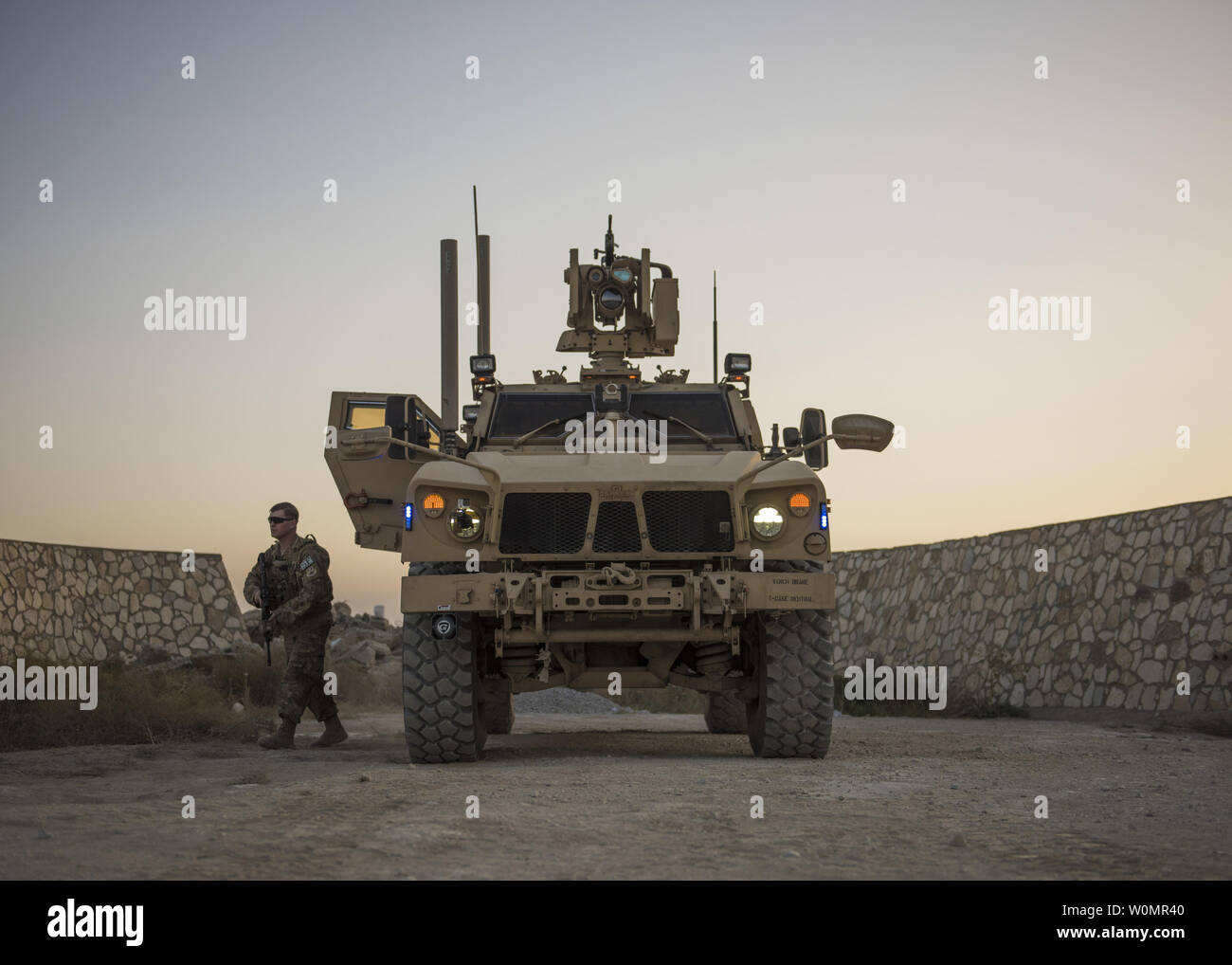 Senior Airman Michael Van Deusen, 455th Expeditionary forze di sicurezza Squadron rapido della forza di reazione, viene fuori di una miniera-resistente imboscata-protetto (MRAP) veicolo durante la pattuglia, Bagram Airfield, Afghanistan, 27 settembre 2016. MRAPs sono uno dei molti veicoli il 455th FSE utilizzare per condurre le loro sorveglianze di mantenere la Flightline sicuro. Foto di Justyn M. Freeman/STATI UNITI Air Force/UPI Foto Stock