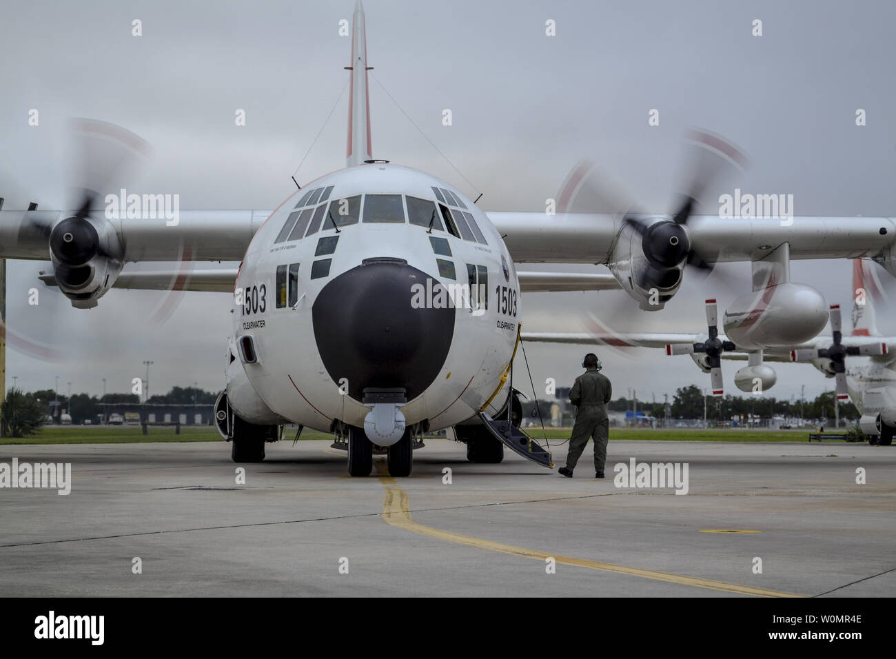 Coast Guard HC-130 Hercules ai membri dell'equipaggio di aerei dalla stazione aria Clearwater, Florida condotta una pre-volo breve il Mercoledì, Ottobre 5, 2016 in preparazione per un post uragano Matthew sorvolamento valutazione di Haiti, Bahamas e varie circondano le zone interessate. Foto di U.S. Coast Guard/UPI Foto Stock