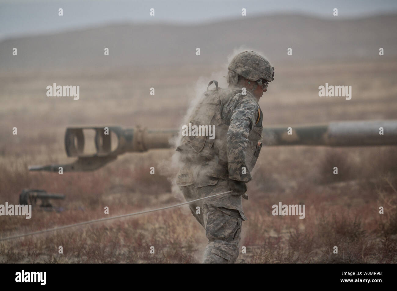 Un U.S. Soldato dell'esercito assegnato al primo battaglione, 37th campo reggimento di artiglieria, seconda divisione di fanteria artiglieria, 7° Divisione di Fanteria incendi un M777 trainato 155 mm obice in Orchard Combat Training Center, Idaho, il 10 ottobre 2016. Il soldato è parte di una task force di oltre 1.000 ID 7 soldati che partecipano a furia di Raptor, un grande esercizio di formazione per convalidare il xvi combattere la Brigata Aerea della prontezza di missione. Foto di Brian Harris/STATI UNITI Esercito/UPI Foto Stock