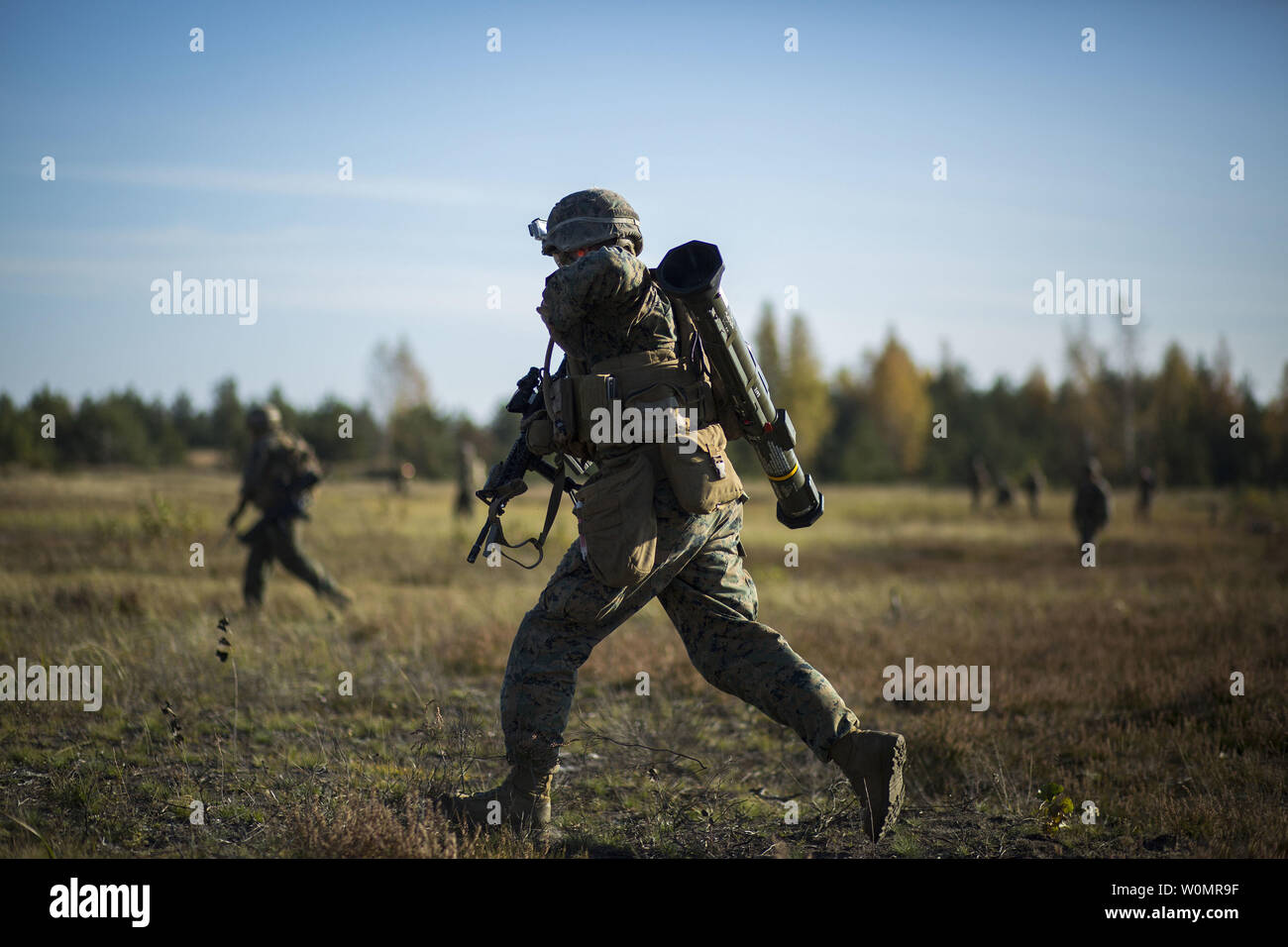 Un U.S. Marine con società di Golf, 2° Battaglione, 8° Reggimento Marine, assalti il suo bersaglio durante un live-fire shoot, il 18 ottobre 2016, come parte di esercizio Freccia d'argento 2016 a Adazi Base Militare, Lettonia. Il 2/8 Marines sono attualmente dispiegati in Europa come parte del Mar Nero forza rotazionale e partecipano a questo anno la freccia d'Argento insieme ad altre otto Organizzazione del Trattato del Nord Atlantico (NATO) alleati. Foto di Erik Estrada/STATI UNITI Marine Corps/UPI Foto Stock