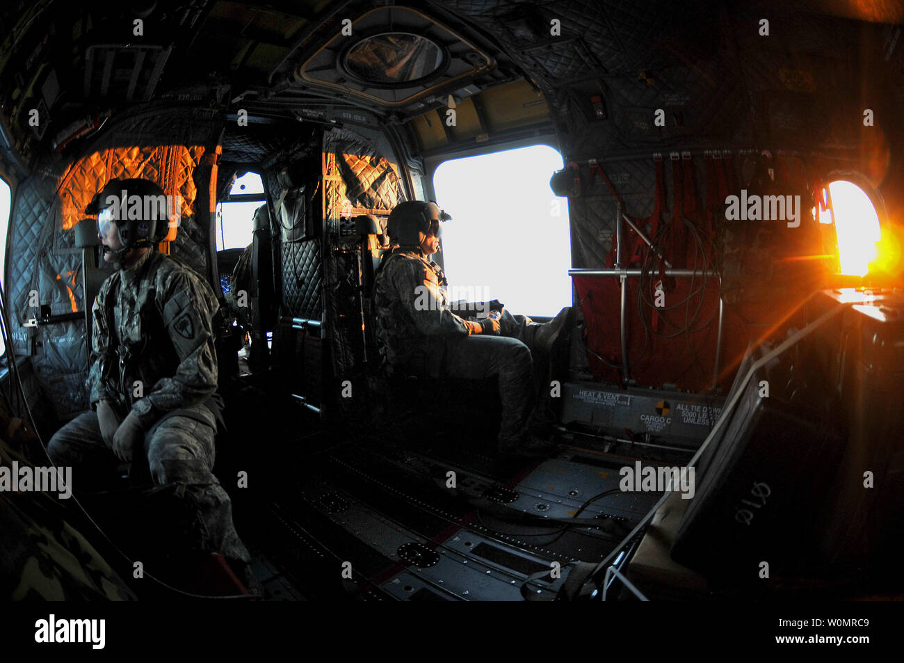 Stati Uniti Army Sgt. Timothy Pinelli e SPC. Charles Coleman, Jr., di distacco 1, l'Azienda B, 2-238th supporto generale del battaglione di aviazione, Carolina del Sud Esercito Nazionale Guardia, eseguire i controlli di volo a bordo di un CH-47F Chinook heavy-lift cargo in elicottero di Greenville nella Carolina del Sud, 10 novembre 2016. L'equipaggio e il velivolo è stato affidato il compito di sostenere la Carolina del Sud commissione forestale in contenente un telecomando incendio vicino alla parte superiore di Pinnacle Montagna in Pickens County, Carolina del Sud. Foto di Staff Sgt. Roberto Di Giovine/STATI UNITI Esercito nazionale di protezione/UPI Foto Stock