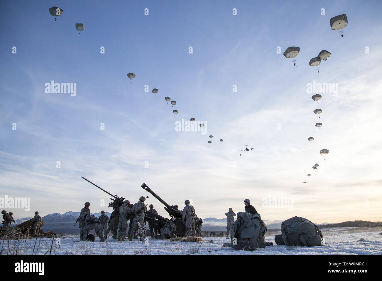 Paracadutisti assegnato a una batteria, 2° Battaglione, 377 campo paracadute reggimento di artiglieria, quarta brigata di fanteria combattere Team (airborne), XXV divisione di fanteria, U.S. Esercito di Alaska, scendere sopra Malemute zona di caduta durante la conduzione di airborne e vivere la formazione antincendio a base comune Elmendorf-Richardson, Alaska, 22 novembre 2016. Foto di Alejandro Peña/STATI UNITI Air Force/UPI Foto Stock