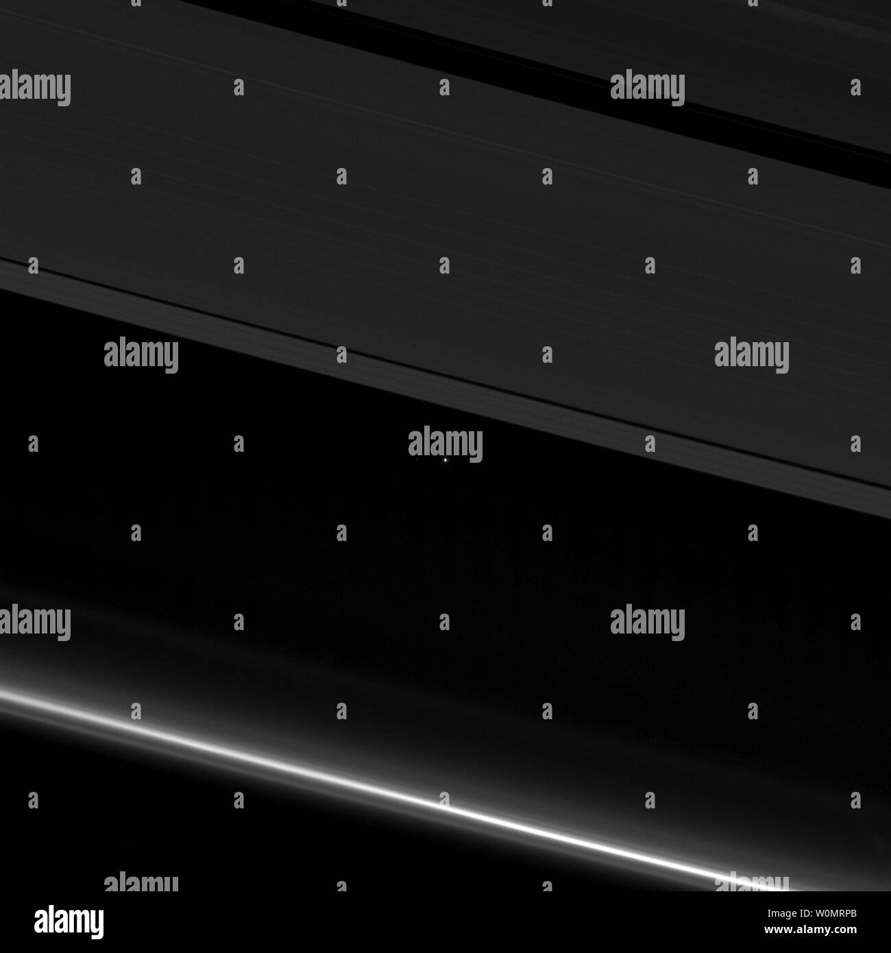 Questa vista dalla NASA sonda Cassini mostra il pianeta terra come un punto di luce tra le gelide anelli di Saturno..Il veicolo spaziale catturato la vista su Aprile 12, 2017 a 10:41 p.m. La PDT. Cassini è stato 870 milioni di miglia (1,4 miliardi di chilometri) lontano dalla terra quando è stata scattata la foto. Anche se sono troppo piccole per essere visibili nell'immagine, la parte della terra rivolta verso Cassini al momento è stato il sud dell'Oceano Atlantico. Foto di NASA/JPL/UPI Foto Stock