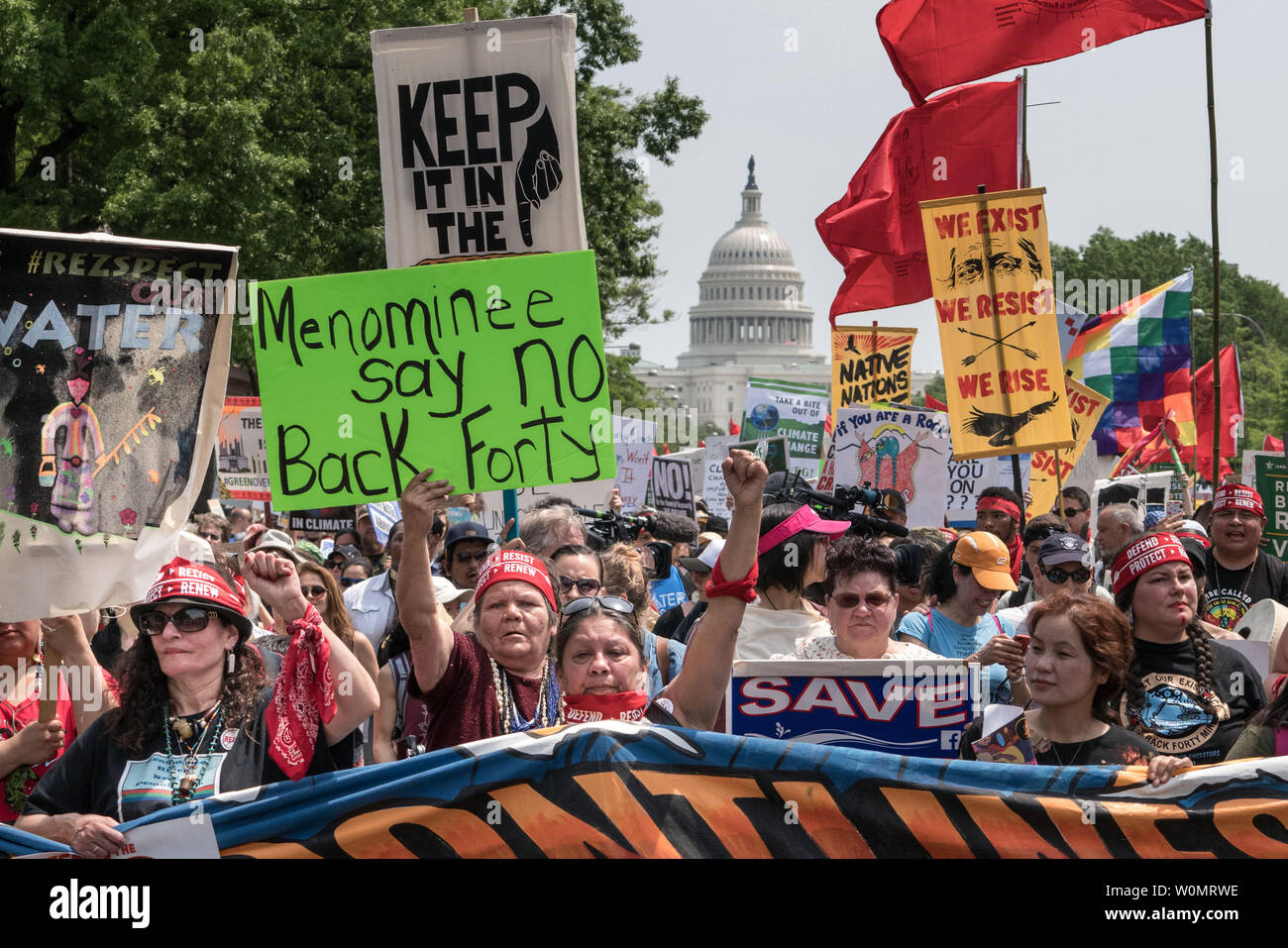 Migliaia di raccogliere per i popoli clima movimento vicino a marzo u.s. Capitol in Washington D.C. Aprile 29, 2017. Essi sono in marcia di alzarsi in piedi per il clima, posti di lavoro e la giustizia e la richiesta di una nuova energia pulita economia che crea buoni posti di lavoro e combatte contro le disuguaglianze e le ingiustizie. Ci sono oltre 375 sorella marche pianificato attraverso gli Stati Uniti e in tutto il mondo, dal Giappone al Brasile. Foto Ken Cedeño/UPI Foto Stock