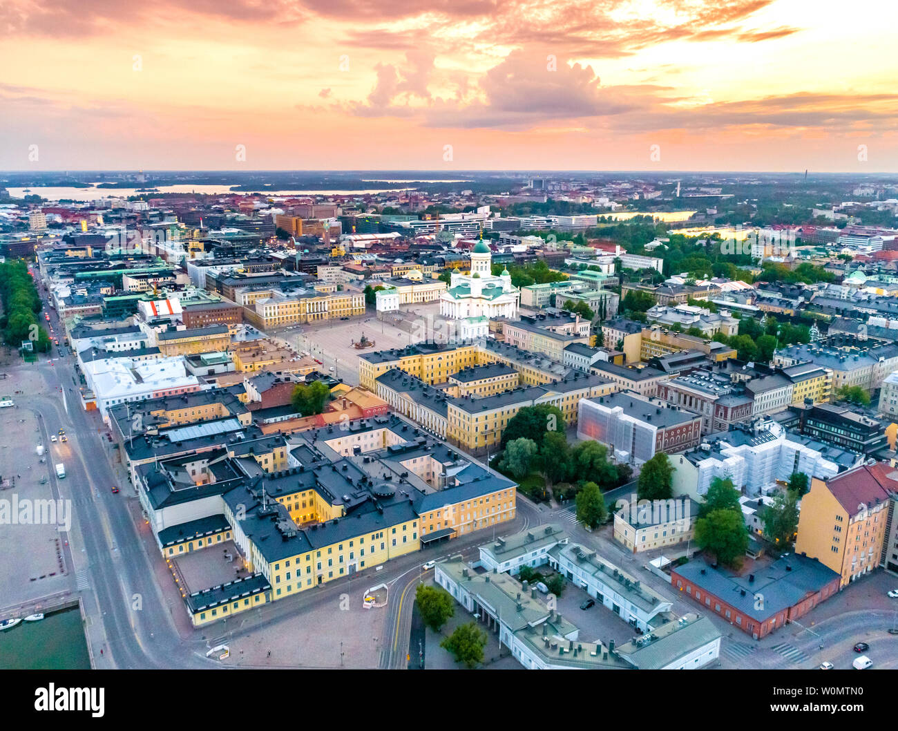 Vista aerea della bella Helsinki al tramonto. Cielo blu e nuvole e gli edifici colorati. Helsinki, Finlandia. Foto Stock