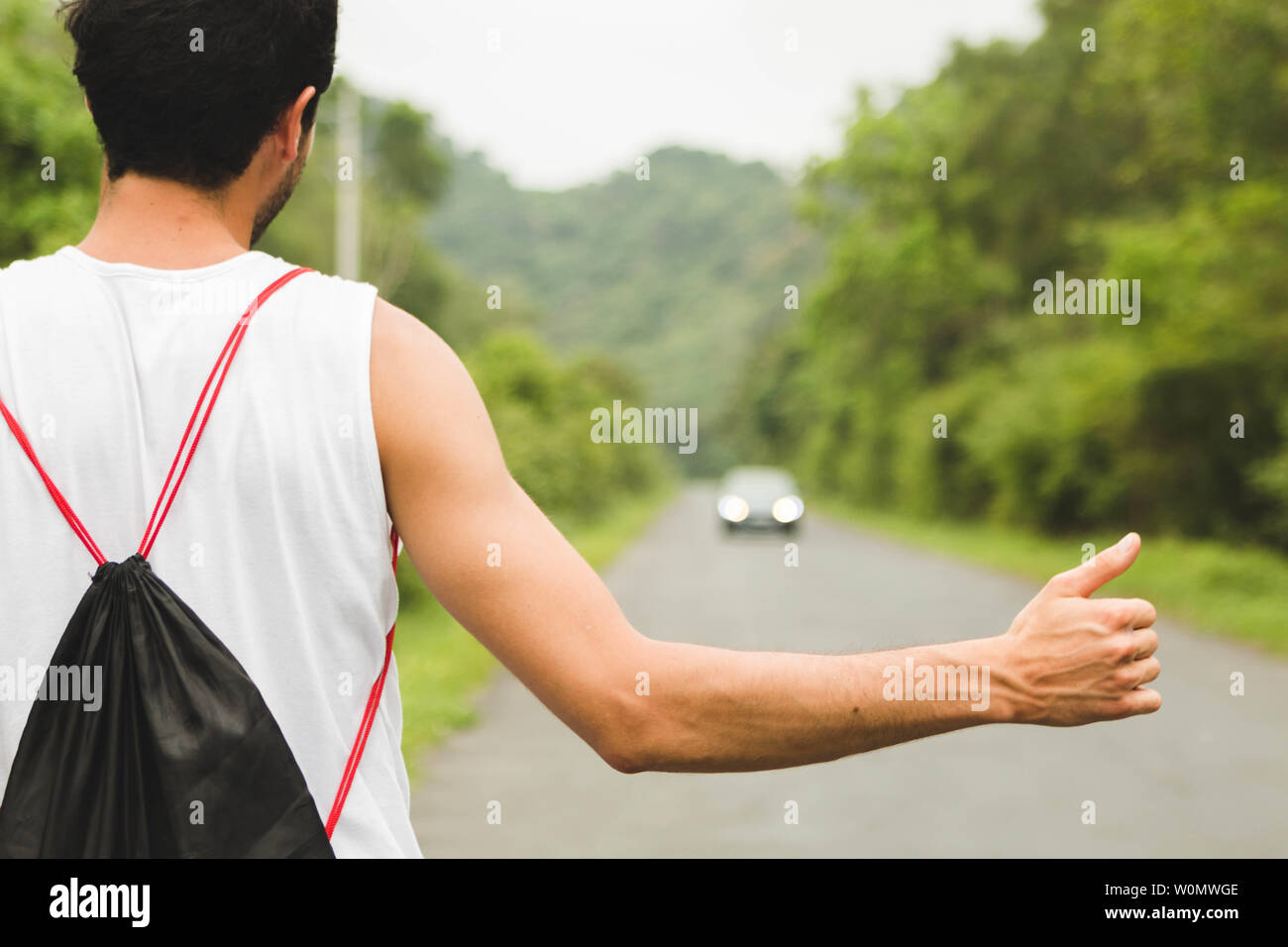 Backpacker tourist autostop sulla strada di montagna in Vietnam Foto Stock