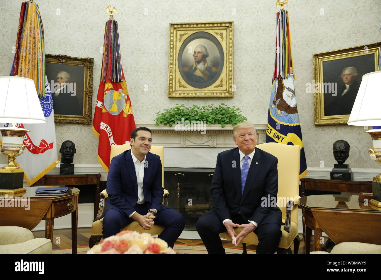 Presidente Trump incontra il Primo Ministro greco Alexis Tsipras all Ufficio Ovale della Casa Bianca a Washington DC, il 17 ottobre 2017. Foto di Martin H. Simon/UPI Foto Stock