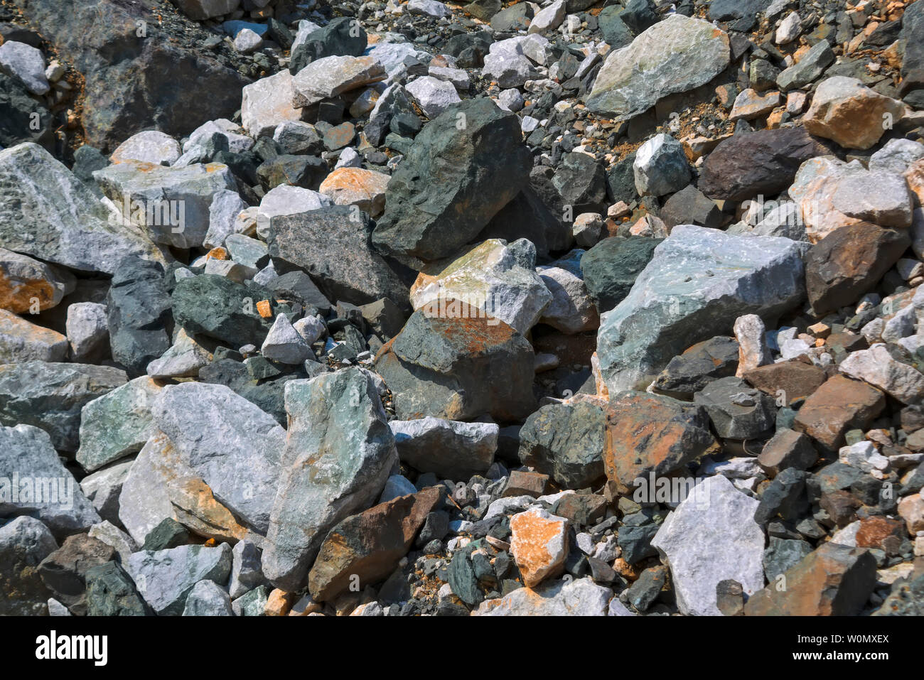 Consistenza naturale delle pietre di grandi e piccole dimensioni. Pericolo di frane. Rocce rotte in pezzi di varie dimensioni. Foto Stock