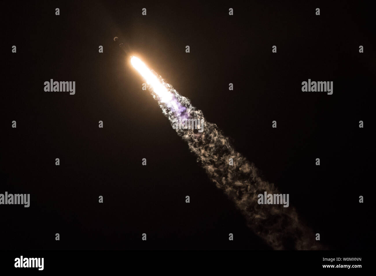 Un SpaceX Falcon 9 rocket portando una segreta del governo degli Stati Uniti i lanci di satelliti da Space Launch Complex 40 (SLC-40) alla Cape Canaveral Air Force Station, Florida, il 7 gennaio 2018. Le relazioni indicano che il payload classificati, nome in codice Zuma, ha fallito in qualche modo portando ad una perdita. Foto di SpaceX /UPI Foto Stock