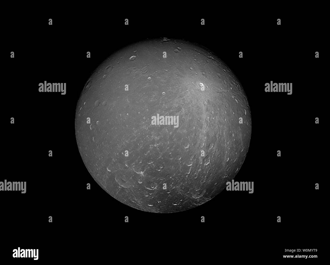 Cassini catturato questa suggestiva vista di Saturno alla luna di Dione sulla luglio 23, 2012. Dione è di circa 698 miglia (1,123 chilometri) attraverso. La sua densità suggerisce che circa un terzo della luna è costituita da un nucleo denso (probabilmente roccia di silicato) con il resto del suo materiale in acqua ghiacciata. A Dione la temperatura media di -304 gradi Fahrenheit (-186 gradi Celsius), il ghiaccio è così dura che si comporta come la roccia. La sonda Cassini si è conclusa la sua missione il 15 settembre 2017. La NASA/ESA/UPI Foto Stock