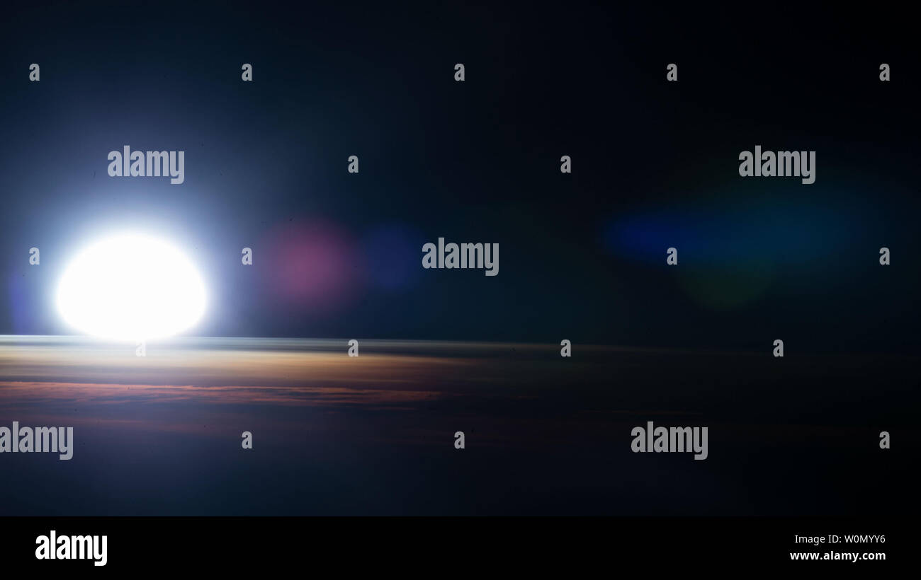 Il 25 gennaio 2018, NASA Global-scala osservazioni dell'arto e disco (Oro) strumento è stato lanciato. L'oro è progettato per tenere traccia di grandi eventi nella bassa atmosfera, come uragani o tsunami, che creano onde che possono viaggiare per tutto il tragitto fino a questa interfaccia per lo spazio, la modifica di modelli di vento e causare interruzioni. Dal lato dello spazio, bufere di particelle eccitate e tempeste solari trasportare campi elettrici e magnetici ed hanno il potenziale di distruggere la terra ambiente spaziale. Questa combinazione di fattori rende difficile predire cambiamenti nella ionosfera. Questa immagine della terra era Foto Stock