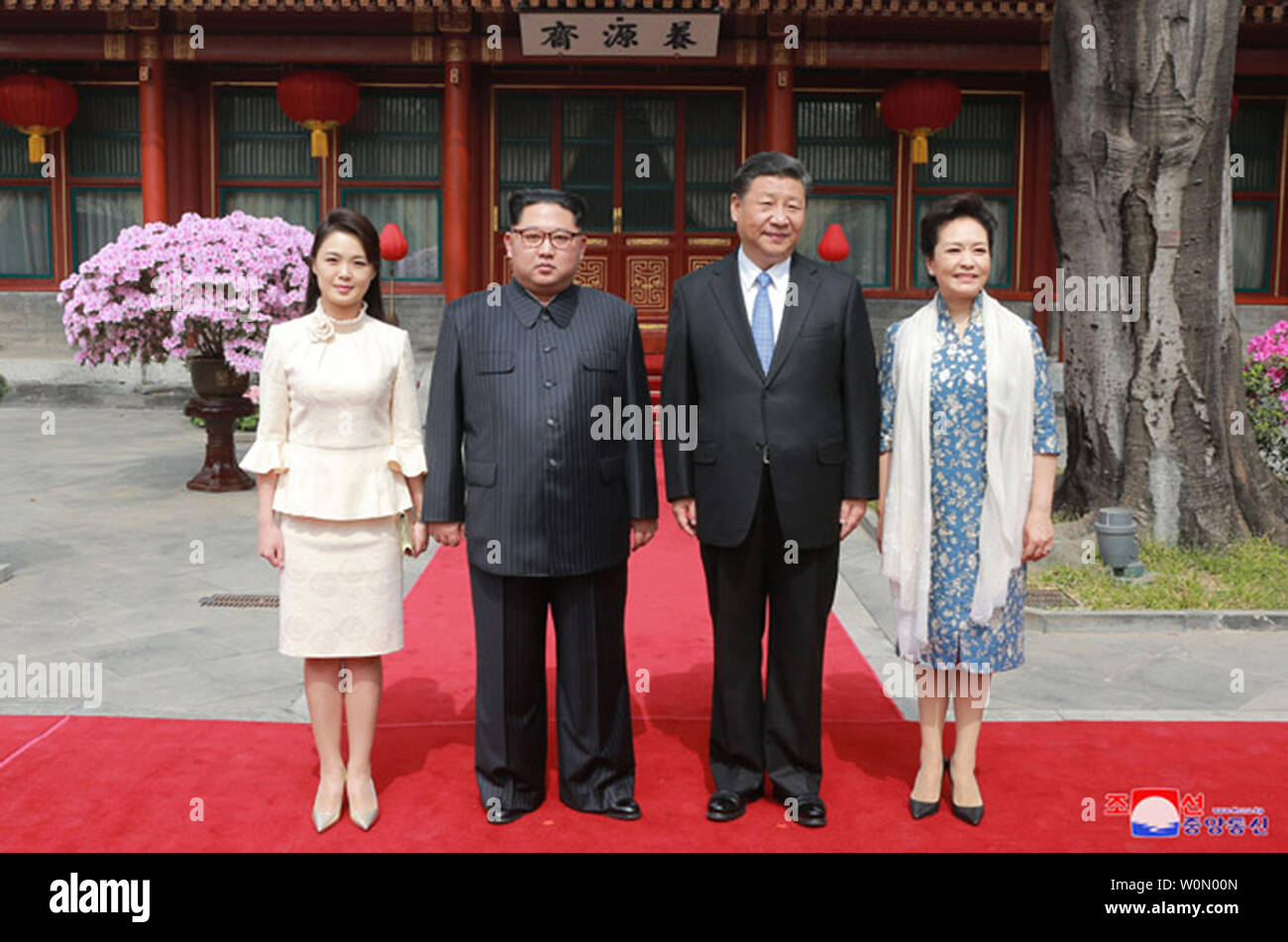 Questa immagine rilasciata il 28 marzo 2018, dalla Corea del Nord di notizie ufficiali Service (KCNA), mostra leader della Corea del nord Kim Jong Onu durante una visita a Pechino, in Cina, dove ha incontrato il presidente cinese Xi Jinping. Il leader della Corea del Nord espresso l impegno per la denuclearization della penisola coreana mentre riaffermando i legami bilaterali con la Cina. Kim è stato affiancato dalla moglie Ri Sol-ju e regime superiore funzionari per i quattro giorni di visita. Foto di KCNA/UPI Foto Stock