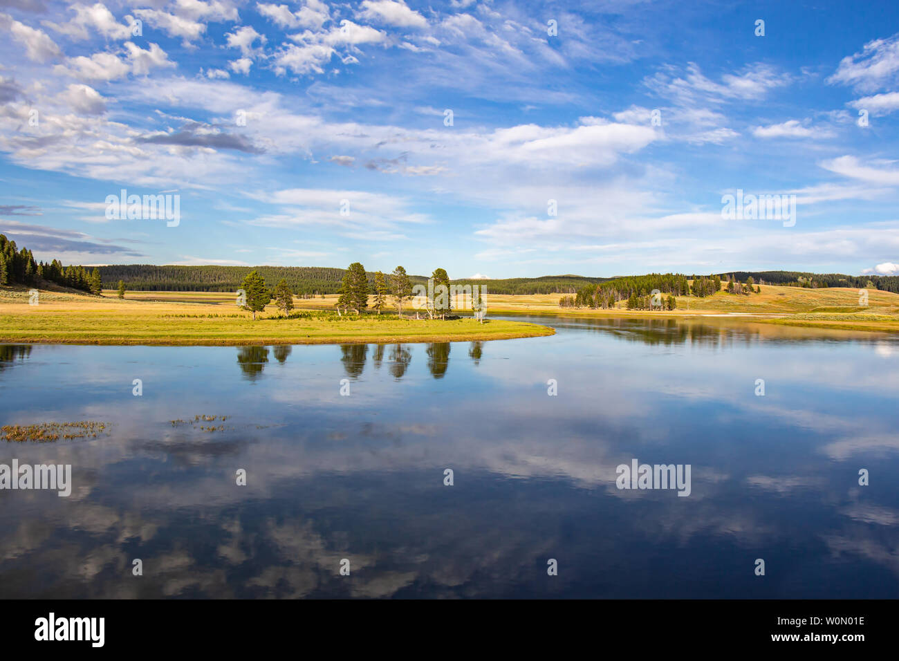 Yellowstone Fiume scorre dolcemente attraverso la valle di Hayden nel Parco Nazionale di Yellowstone, Wyoming negli Stati Uniti. Foto Stock