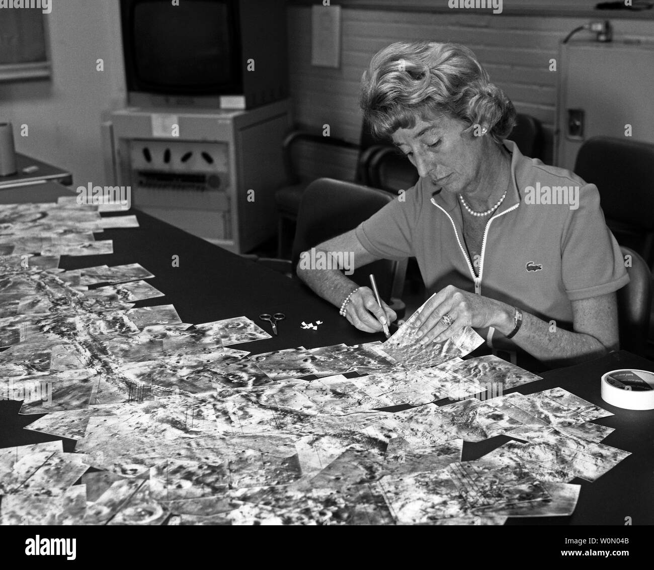 Patricia 'Patsy' Conklin, un dipendente nel campo delle bioscienze e planetologia Sezione alla NASA Jet Propulsion Laboratory, è visto in questo maggio 16, 1972, fotografia montaggio Mariner 9 foto in grandi mosaici. JPL prodotte 96 pannelli di mosaico di aree selezionate della superficie marziana. La NASA/UPI Foto Stock