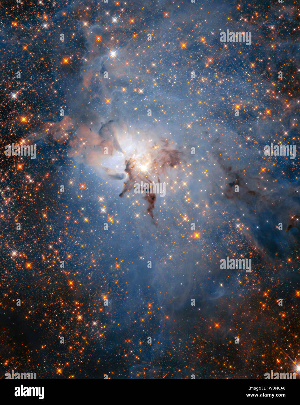 Per festeggiare il suo 28 anniversario nello spazio, la NASA/ESA Telescopio Spaziale Hubble ha preso questa incredibile e coloratissima immagine della Nebulosa Laguna tra febbraio 12-18, 2018. Utilizzando la sua funzionalità a infrarossi, il telescopio è stato in grado di peer attraverso le dense nubi di polvere e gas. La differenza più evidente tra il telescopio Hubble infrarossi e immagini visibili di questa regione è l'abbondanza di stelle che riempiono il campo di vista nell'infrarosso. La maggior parte di queste stelle sono più distanti, situato dietro la nebulosa. Tuttavia, alcuni di loro sono giovani, esistente all'interno della nebulosa laguna stessa. La NASA/ESA/UPI Foto Stock