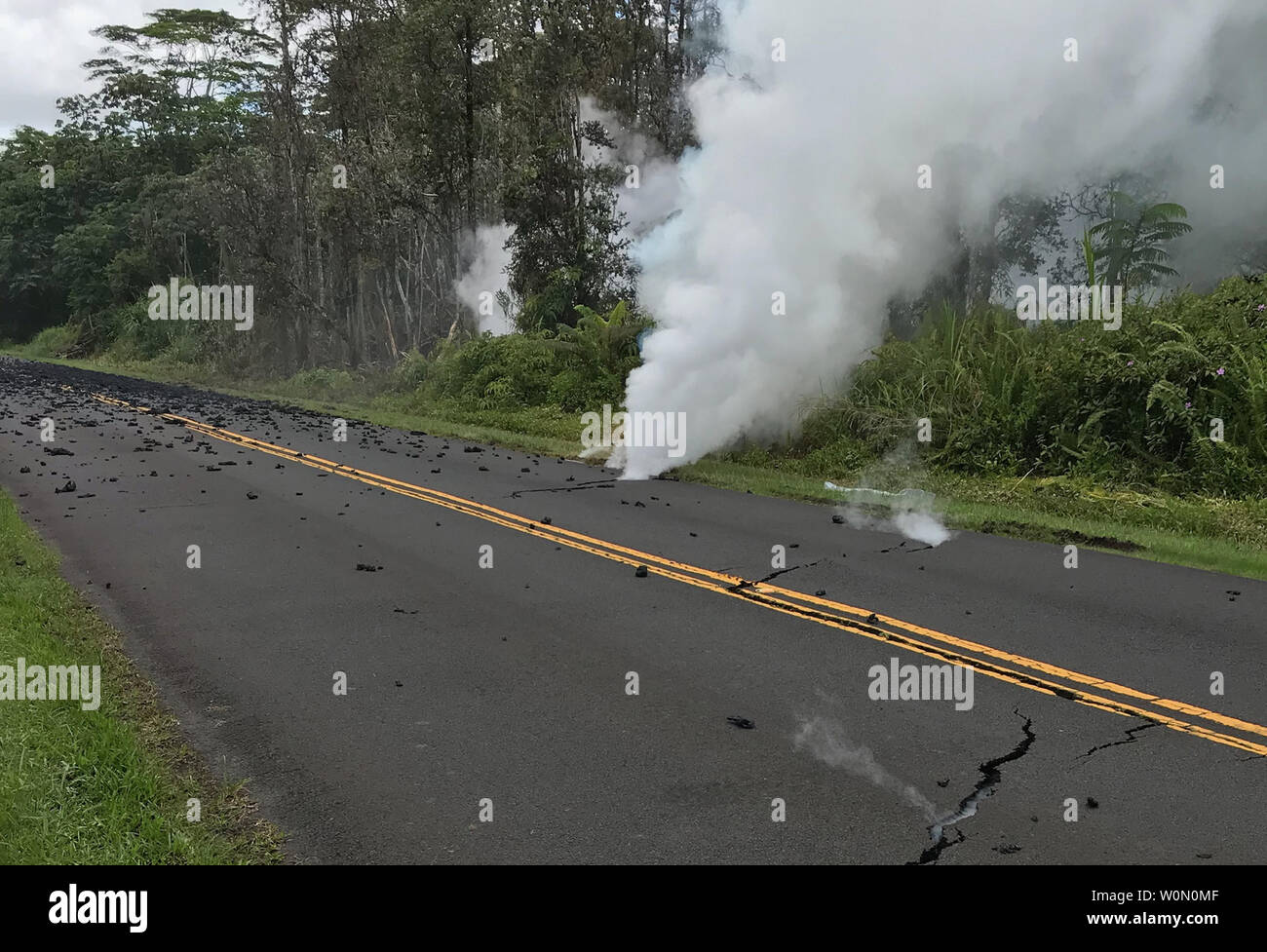 La cottura a vapore crepe su Leilani Street in Leilani Estates sull'isola di Hawaii, spesso chiamato il "Grande Isola", il 4 maggio 2018. Eruzioni in Lower East Zona di rift del vulcano Kilauea continuare come l'isola è stata colpita il 4 maggio con un 6.9 terremoto di magnitudine, il più potente sull'isola dal 1975 secondo la U.S. Geological Survey. Centinaia di residenti sono stati evacuati dalla suddivisioni di Leilani Estates e Lanipuna giardini. Foto di USGS/UPI Foto Stock