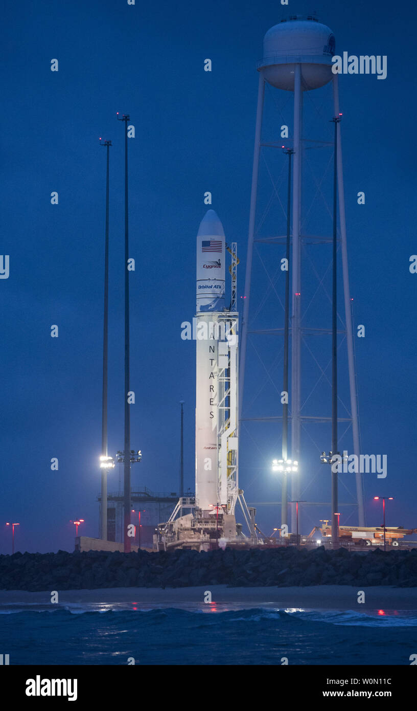 L'orbitale ATK Antares rocket, con il veicolo spaziale Cygnus onboard, è visto a Launch Pad-0A, all'alba del 20 maggio 2018, a Wallops Flight Facility in Virginia. L'Antares si avvierà con il veicolo spaziale Cygnus riempito con 7.400 libbre di cargo per la Stazione Spaziale Internazionale (ISS), compresa la scienza esperimenti, equipaggio forniture e hardware del veicolo. La missione è ATK orbitale della nona contratti consegna merci volo per ISS per la NASA. Foto NASA da Aubrey Gemignani/UPI Foto Stock