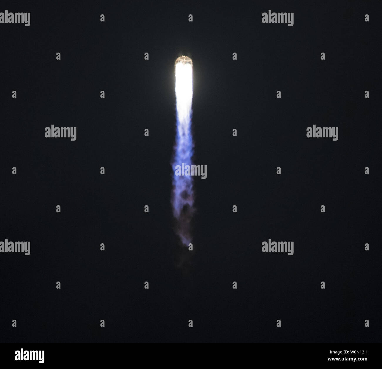 L'orbitale ATK Antares rocket, con il veicolo spaziale Cygnus onboard, lancia dal PAD-0A, il 21 maggio 2018, alla NASA Wallops Flight Facility in Virginia. Orbital ATKÕs nono contratta di rialimentazione di carico con la missione NASA per la Stazione Spaziale Internazionale fornirà circa 7.400 libbre di scienza e ricerca, equipaggio e forniture hardware del veicolo per il laboratorio orbitale e il suo equipaggio. Foto NASA da Aubrey Gemignani/UPI Foto Stock