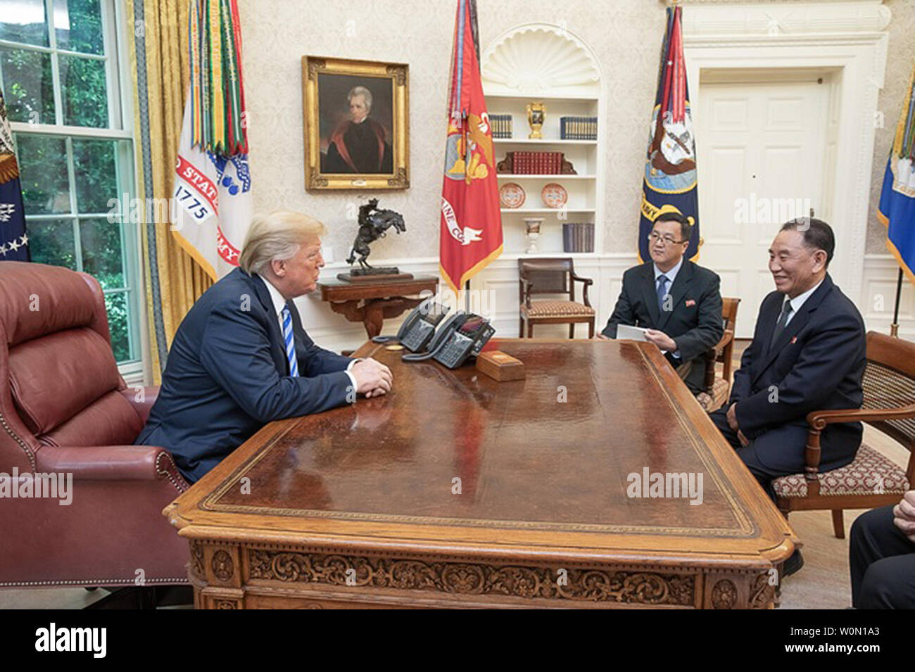 Presidente Donald Trump si compiace del Nord inviato coreano Kim Yong Chol all Ufficio Ovale, il 1 giugno 2018, presso la Casa Bianca di Washington, DC. White House Foto di Shealah Central Plaza Hotel/UPI Foto Stock