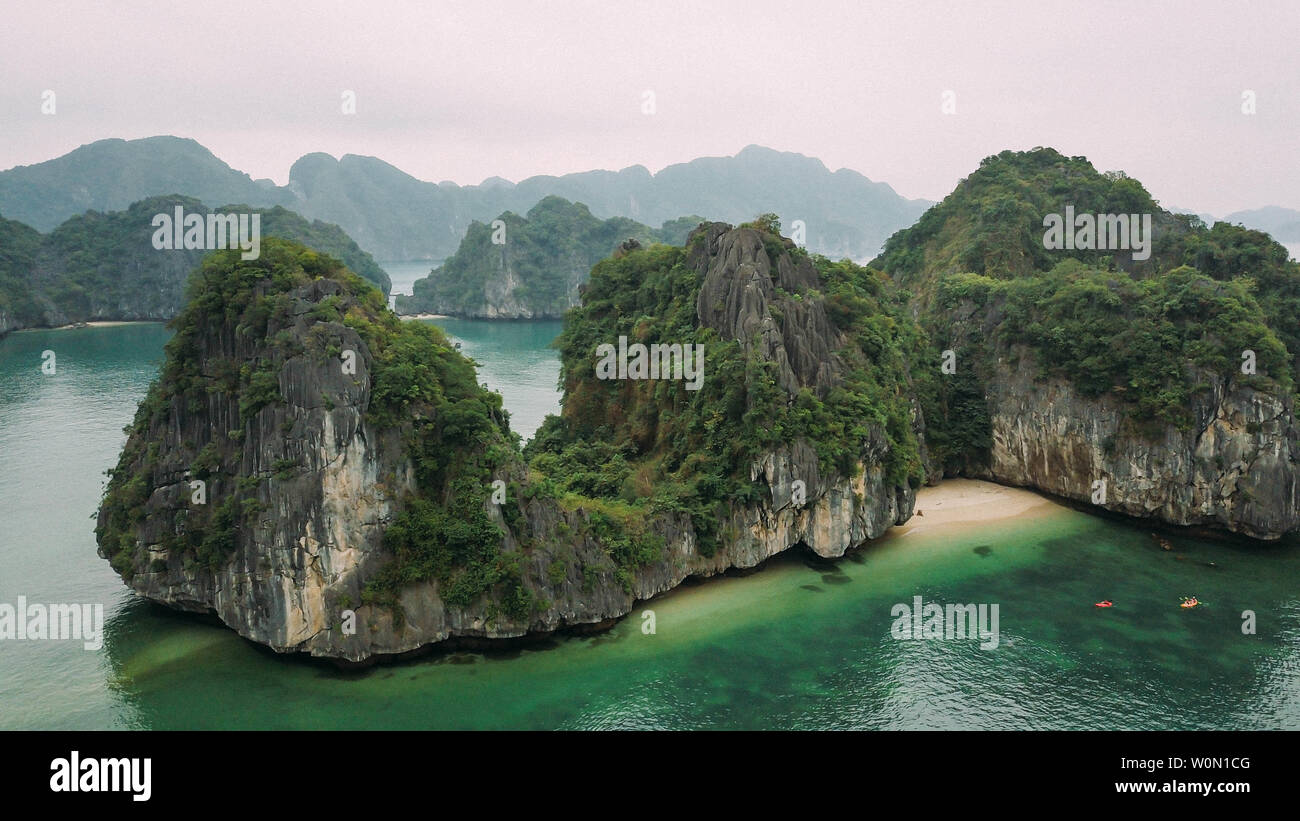 Vista aerea di isole nella baia di Halong, Vietnam Foto Stock
