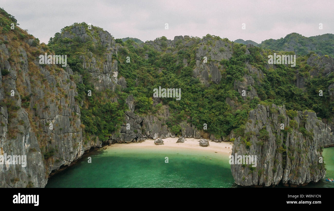 Vista aerea di isole nella baia di Halong, Vietnam Foto Stock