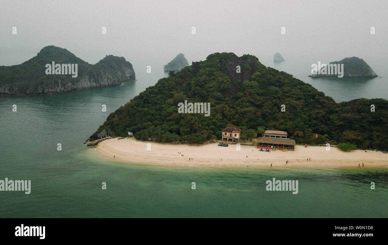 Monkey Beach nella Baia di Halong, Vietnam Foto Stock