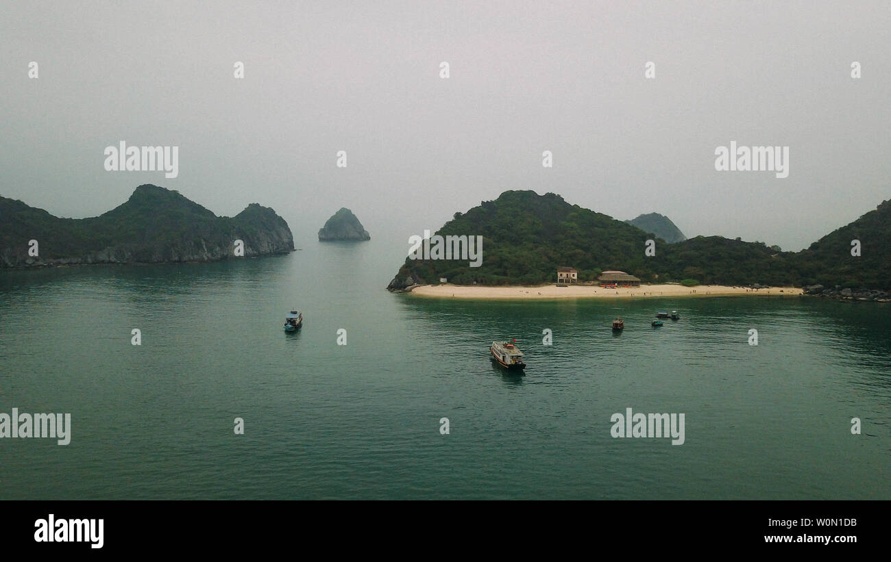 Vista aerea della baia di Halong (Bahia de Halong) in Vietnam Foto Stock