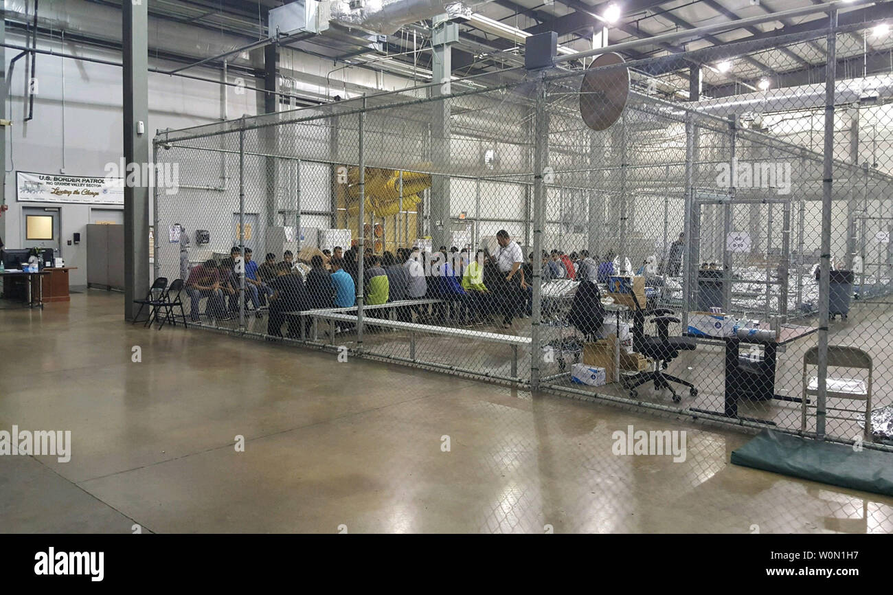 Persone che sono già stati presi in custodia legata a presunte ingresso illegale negli Stati Uniti attendere in una cella presso l'U.S. Pattuglia di Confine Central Processing Center di McAllen, Texas, 17 giugno 2018. Foto di U.S. Pattuglia di Confine/UPI Foto Stock