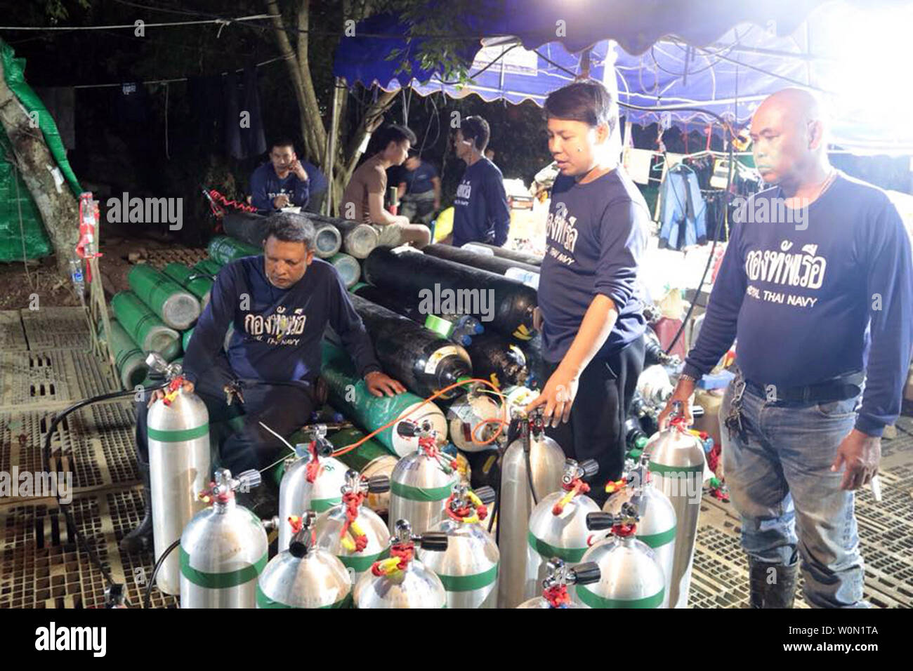 Membri della Marina Militare tailandese lungo con volontari provenienti da Inghilterra, Stati Uniti, Australia e Cina, sono raffigurati come si preparano per il soccorso di 12 scolari, i membri di una squadra di calcio locale e i loro autobus, dall'Tham Luang Grotta rete nel nord della Thailandia. Due volontari britannici divers riscontrata la mancata ragazzi lunedì dopo nove giorni di ricerca. Foto di Marina Militare tailandese/UPI Foto Stock