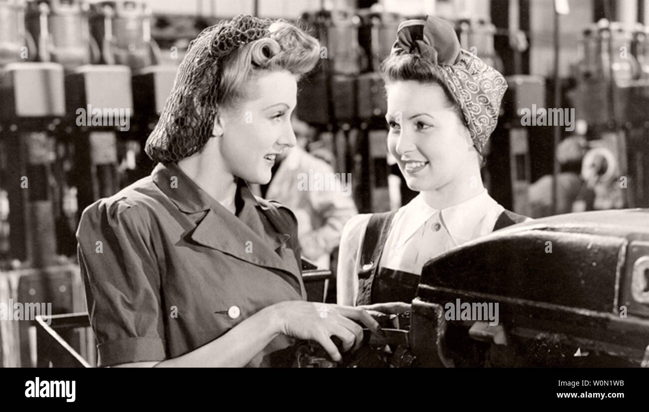 Milioni di persone come noi 1943 Gainsbrough Pictures film con Anne Crawford a sinistra e Patricia Roc in una fabbrica di aerei Foto Stock