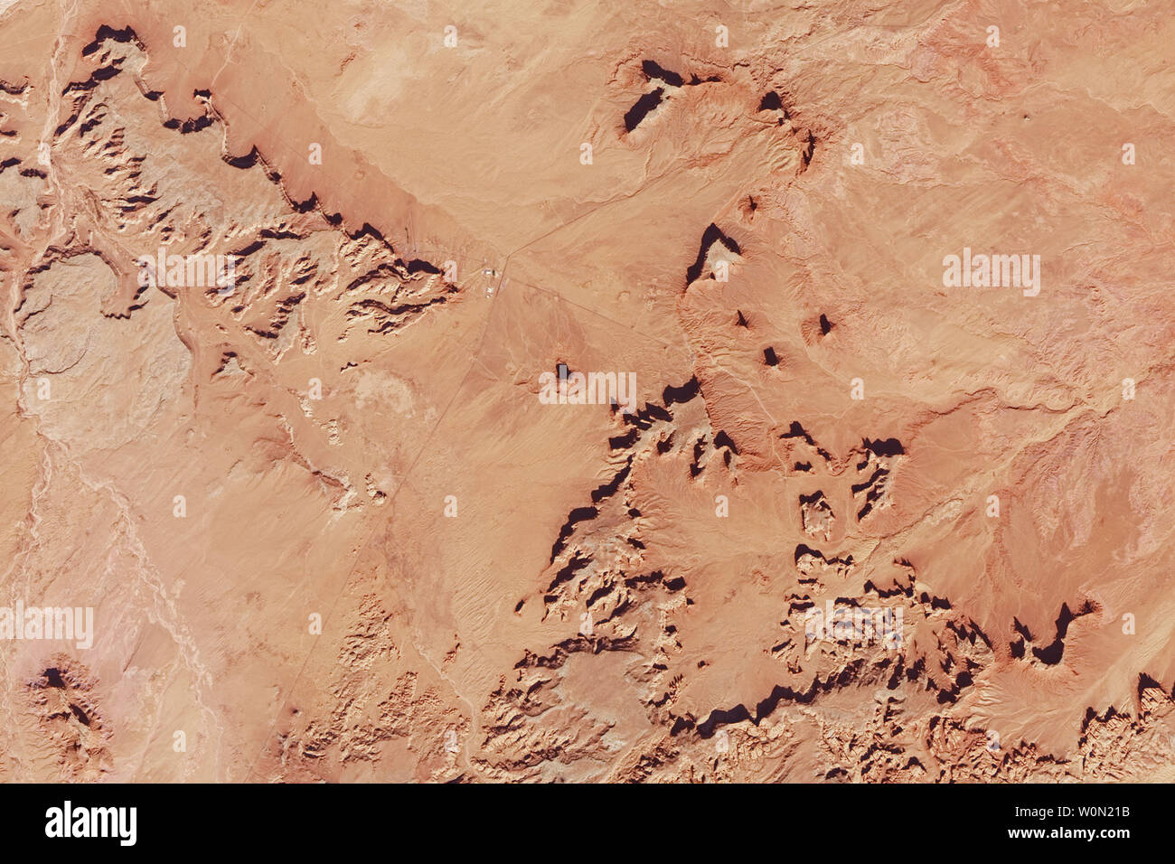 Senza dubbio uno dei più fotografati luoghi sulla Terra, Monument Valley è la quintessenza delle foto del West americano. La valle si estende per circa 92.000 acri di terreno lungo il confine di Arizona e Utah. Questa immagine è stata catturata da oli sul satellite Landsat 8 il 14 novembre 2016. Le ombre di questo straightCdown (nadir) vista satellitare dare un senso ai dislivelli tra le mesas e buttes che si estendono da 400 a 1.000 piedi sopra il piano della valle. Il pavimento è di sabbia e siltstone e viene visualizzata in rosso per la presenza di ossidi di ferro, mentre l'ossido di manganese rende alcune rocce appaiono blu-grigio. Ricercatore Foto Stock