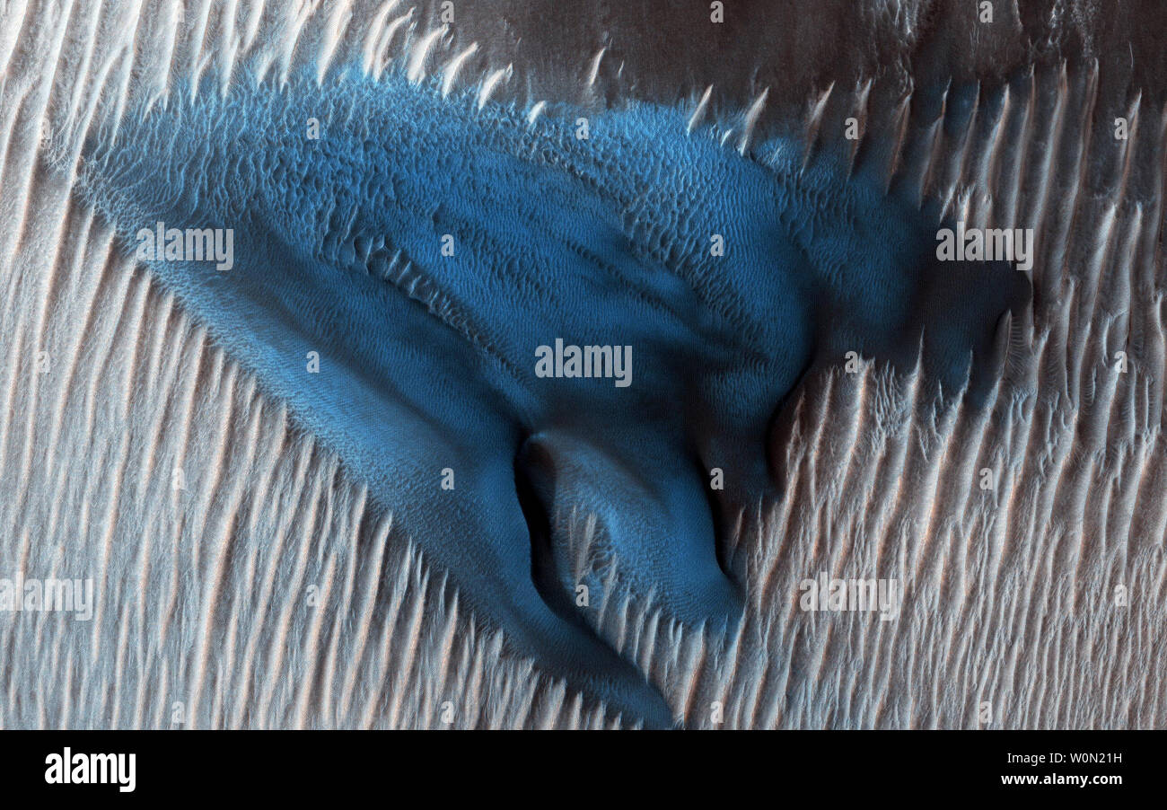 Dune di sabbia spesso si accumulano nei piani dei crateri. In questa regione di Lyot Crater, NASA Mars Reconnaissance Orbiter (MRO) mostra un campo di classico barchan dunes on gennaio 24, 2018. Appena a sud del gruppo di barchan dunes è una grande duna con una struttura più complessa. Questo particolare duna, che appaiono blu turchese in colori ottimizzati, è fatta di materiale più fine e/o ha una composizione differente rispetto ai circostanti. La NASA/UPI Foto Stock